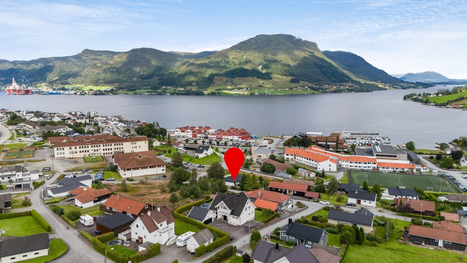 Boligen ligger svært sentralt til med kort gangavstand til skole, barnehage, idrettsanlegg og butikker Galleribilde