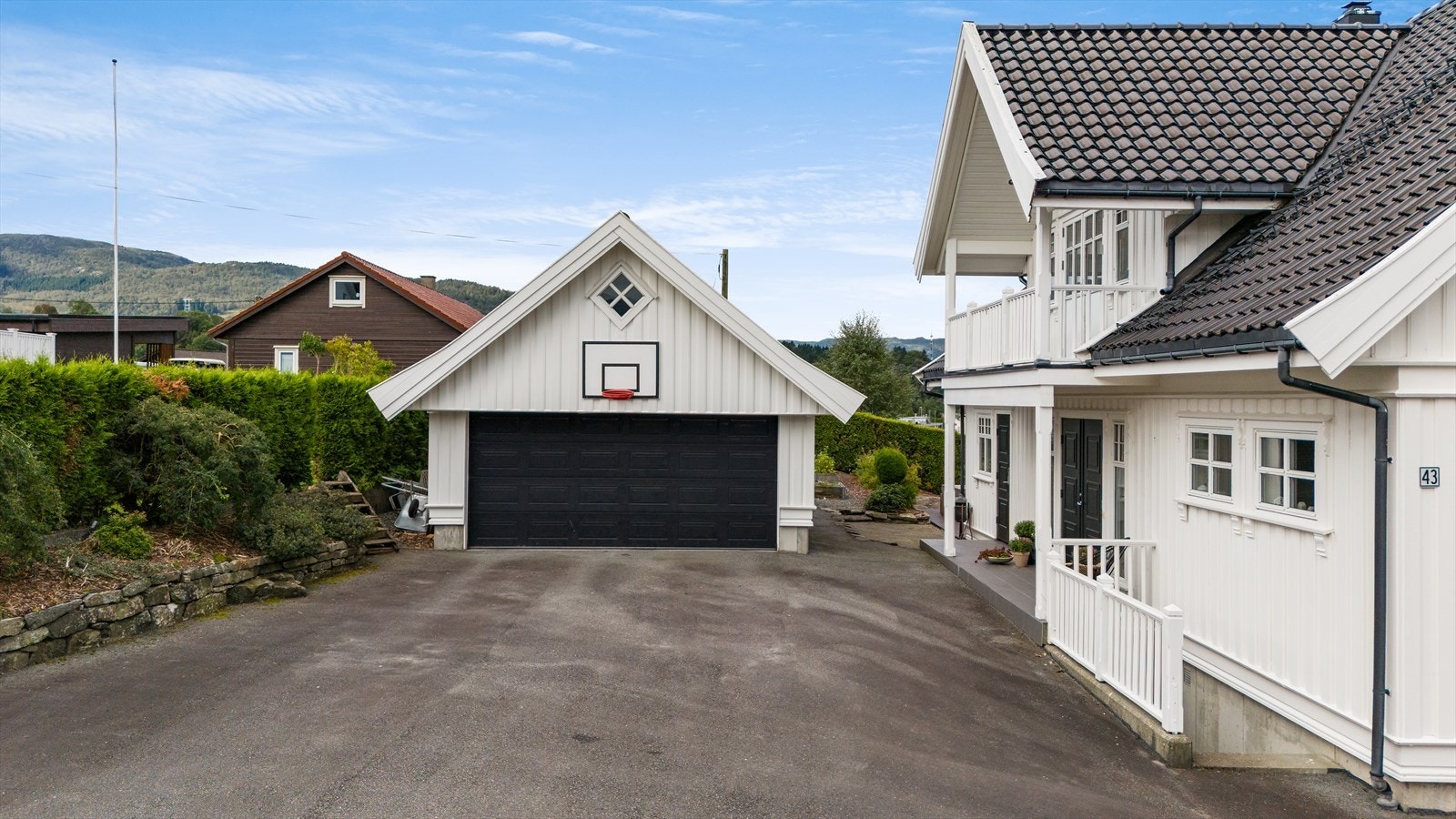 God parkering i egen innkjørsel og dobbelgarasje Galleribilde