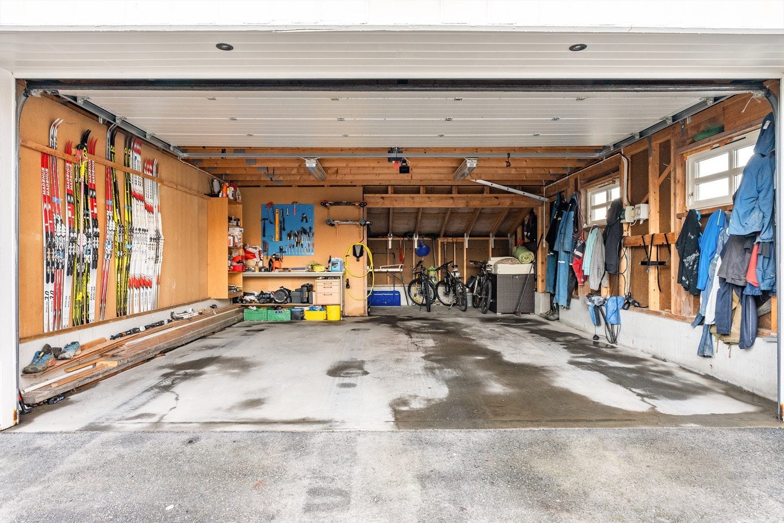 Dobbelgarasje med godt oppbevaringsloft Galleribilde