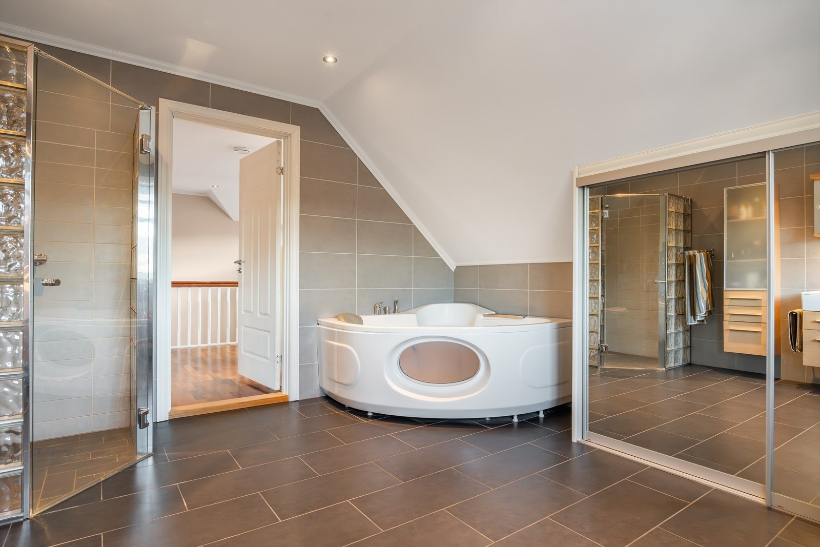 Bad - 2. etasje Galleribilde