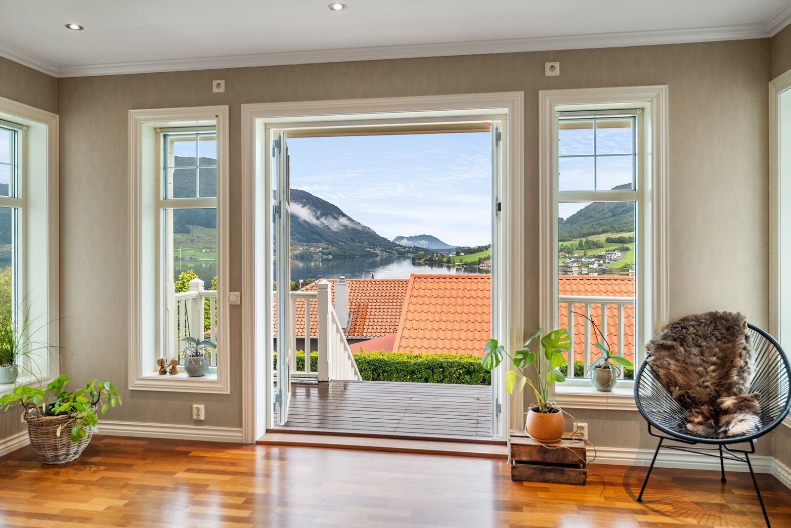 Utgang gjennom dobbelterrassedør til hagen fra stuen - Stue 1. etasje Galleribilde