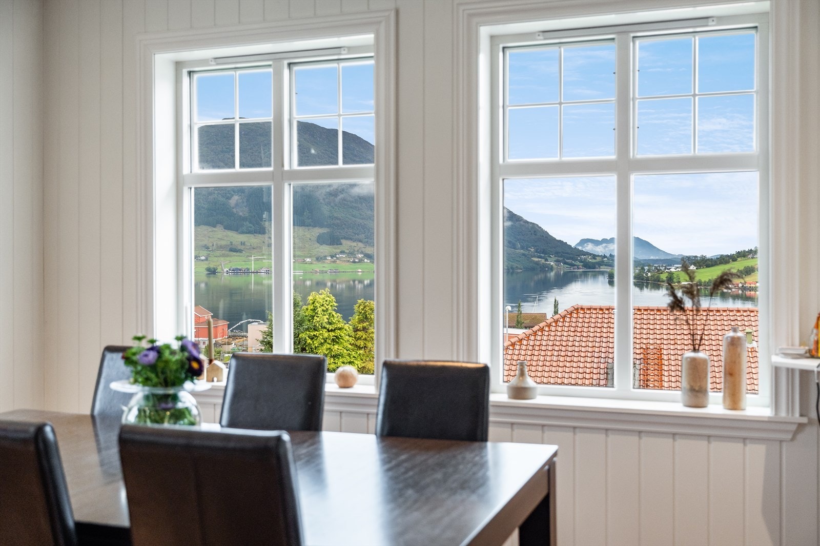 Utsikt fra kjøkkenbordet - Kjøkken 1. etasje Galleribilde