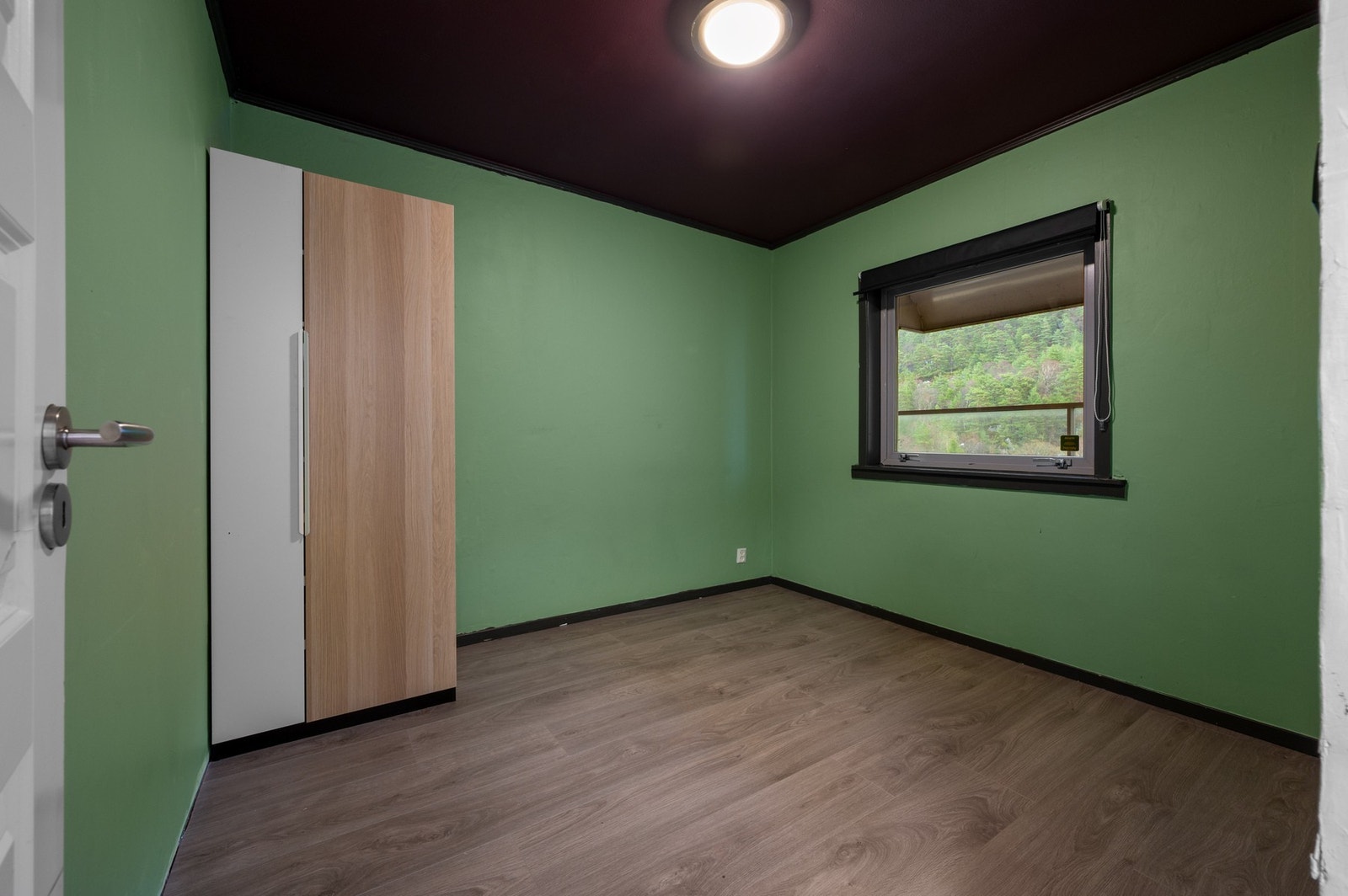 - Boligens soverom måler hhv. 7,3 kvm og 8,7 kvm Galleribilde