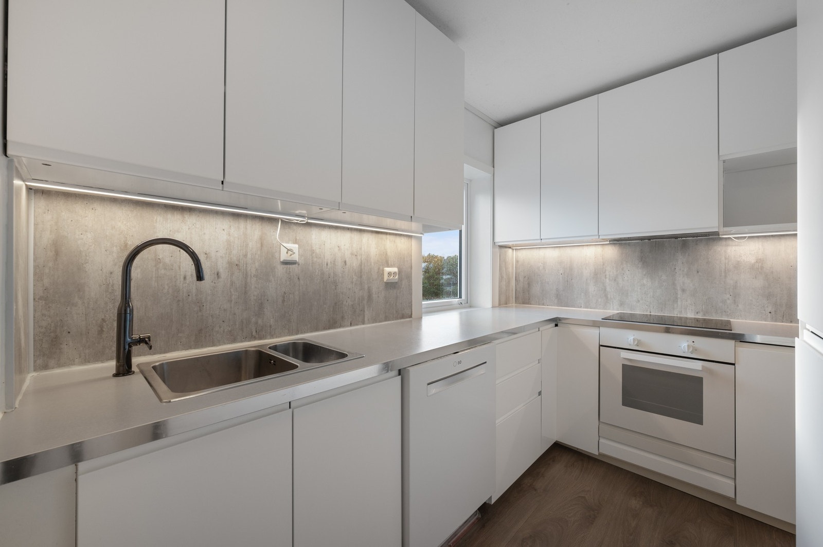 - Integrerte hvitevarer som stekeovn, platetopp og ventilator medfølger i handelen - Galleribilde