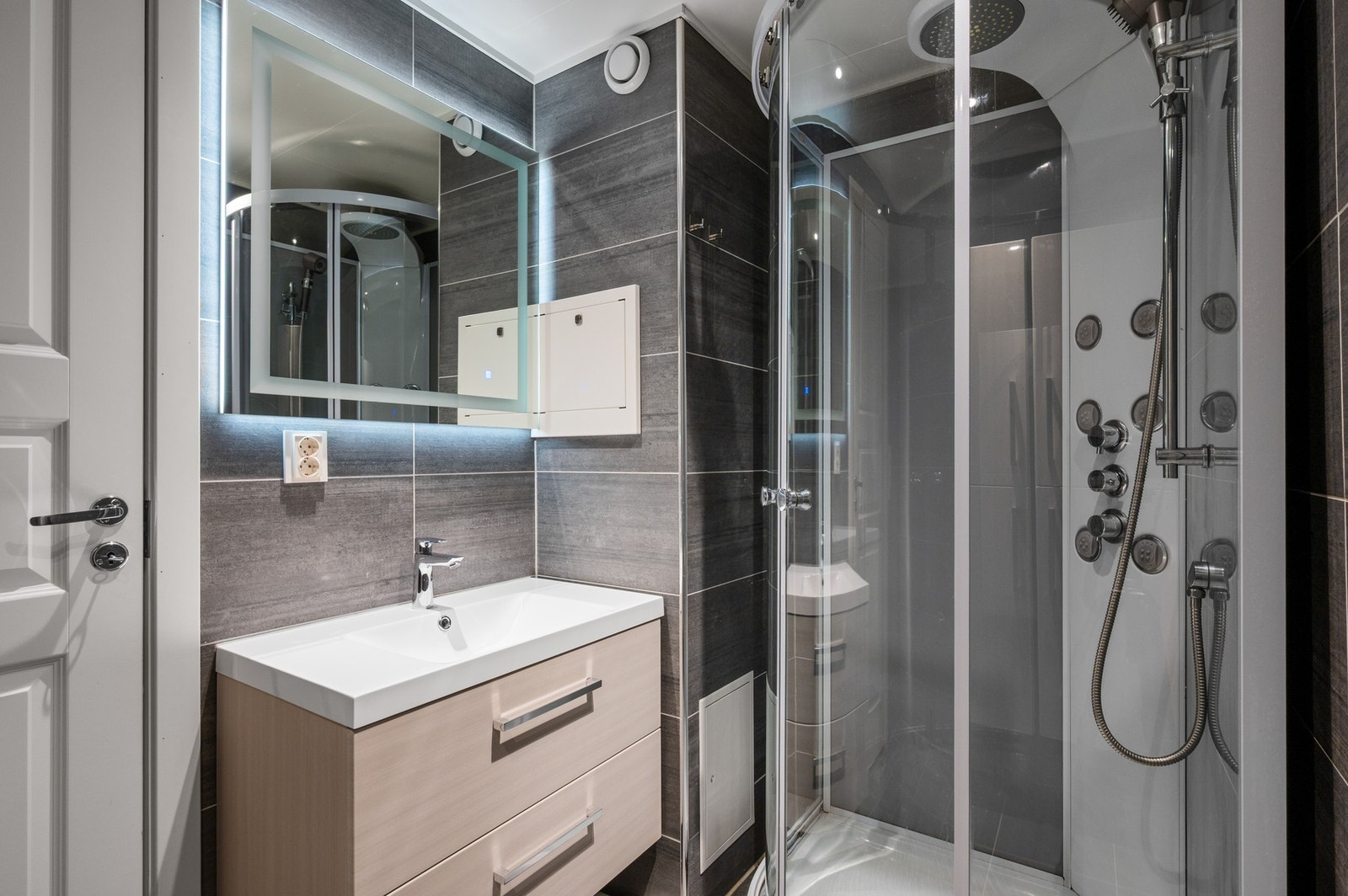 - Badet måler 3,8 kvm og er helfliset - Galleribilde