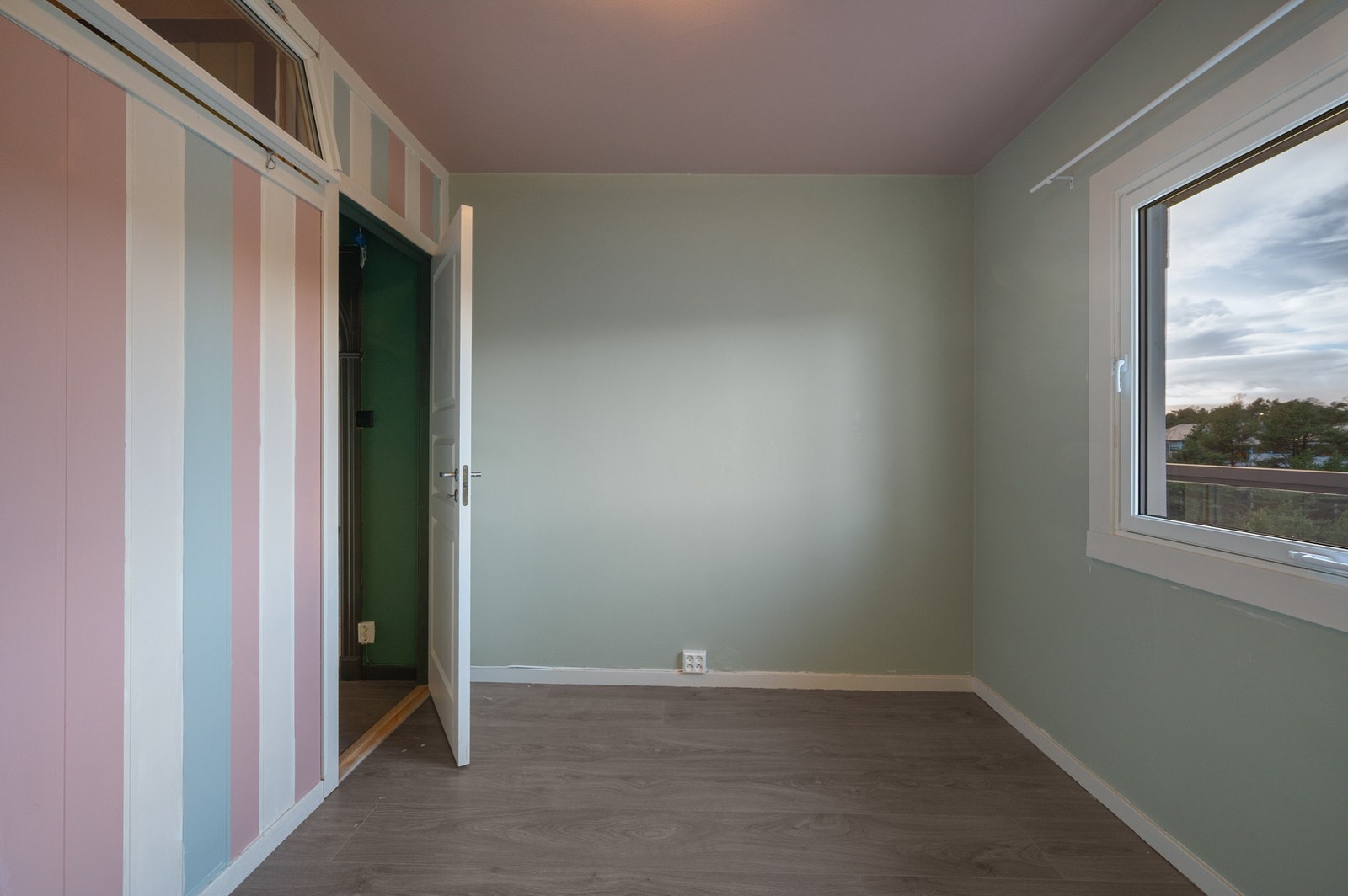 - Soverommene har plass til seng, garderobeløsning og nattbord - Galleribilde