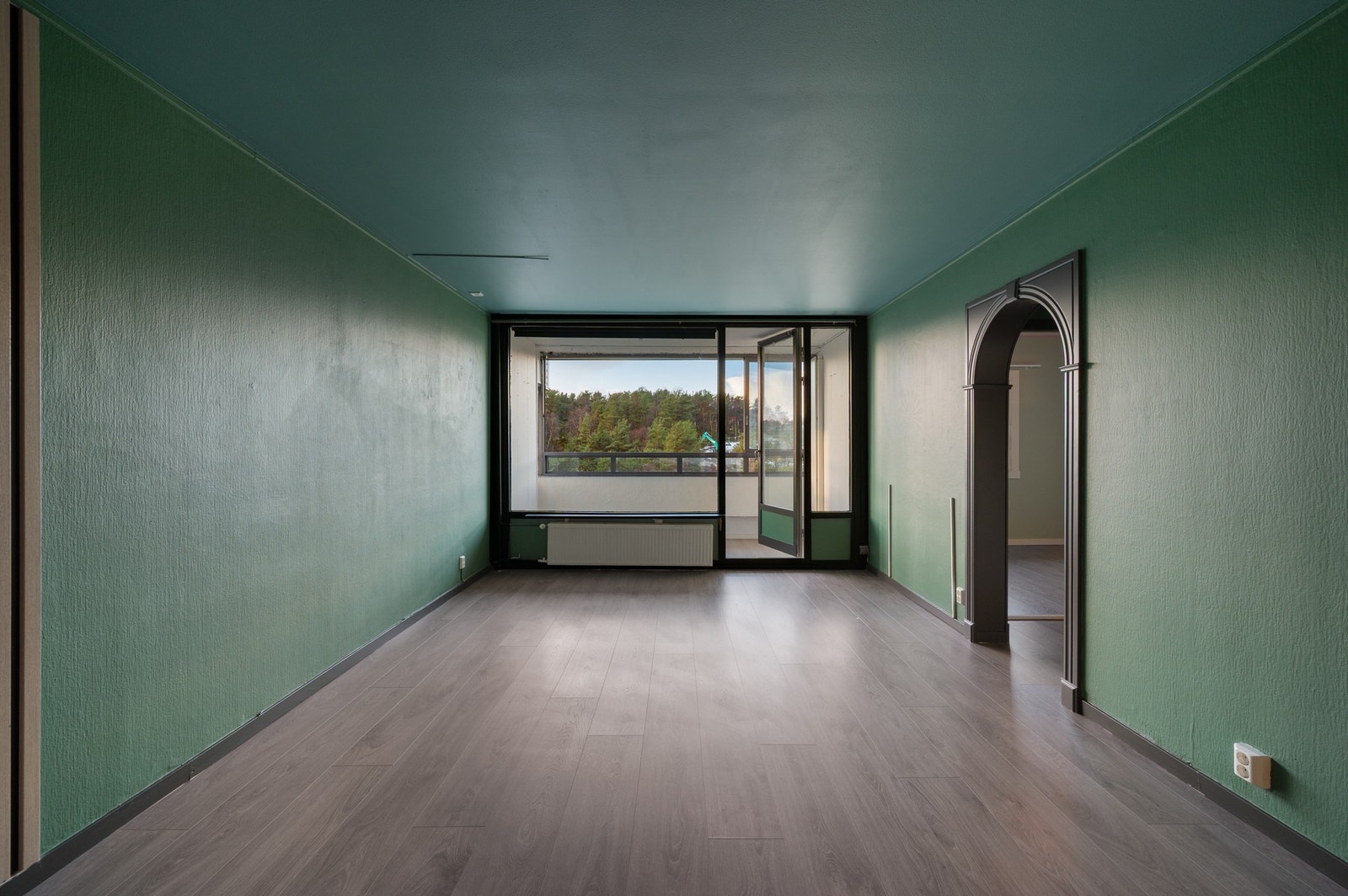 - Her er det gode muligheter for møblering av sofagruppe, tv-seksjon og spisegruppe - Galleribilde