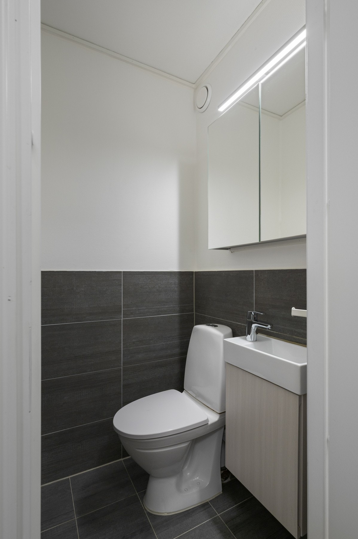 - Leiligheten har i tillegg et WC, perfekt ved besøk - Galleribilde