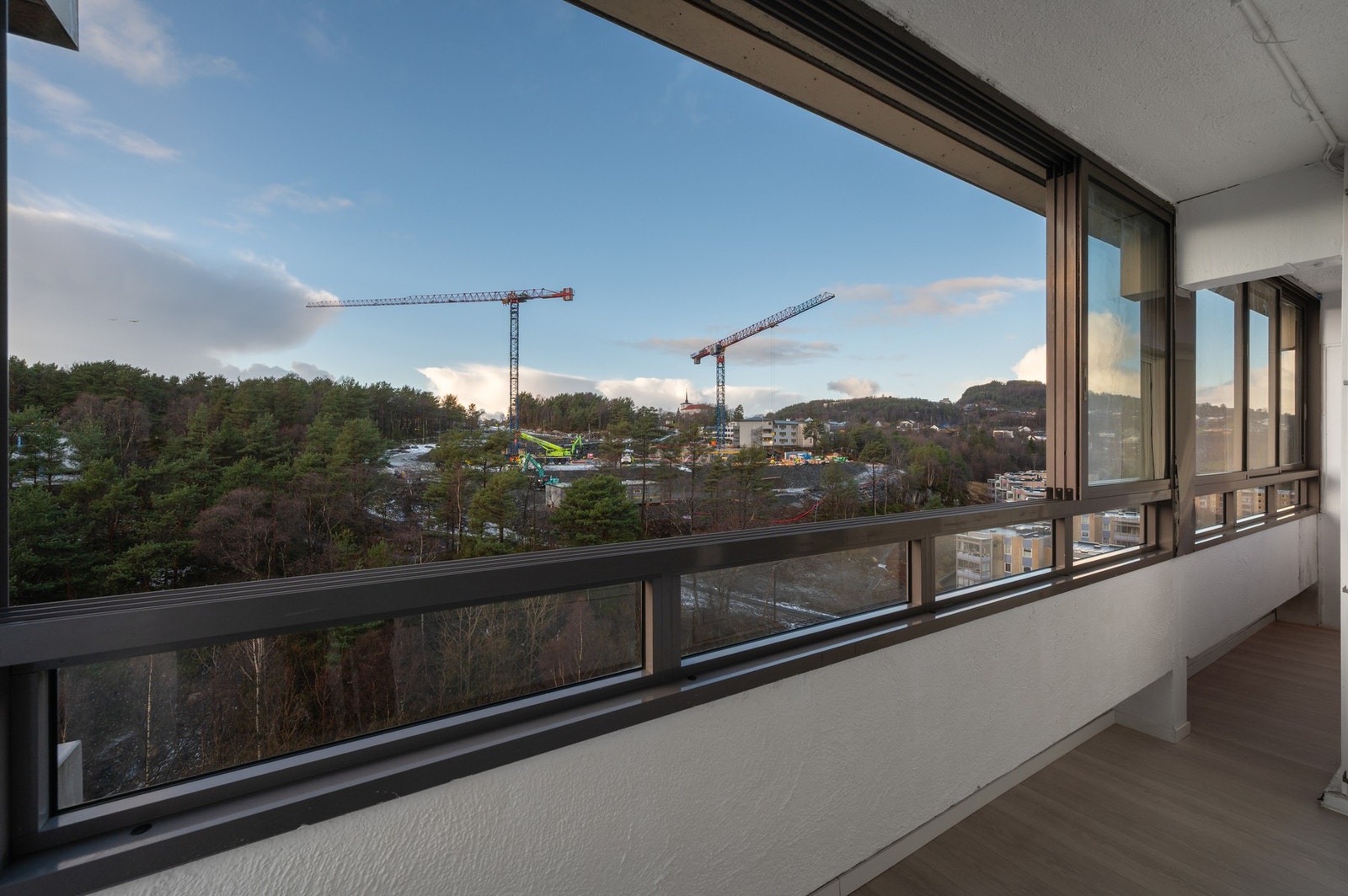 - Vindusflatene kan skyves til side for direkte sollys og frisk luft - Galleribilde