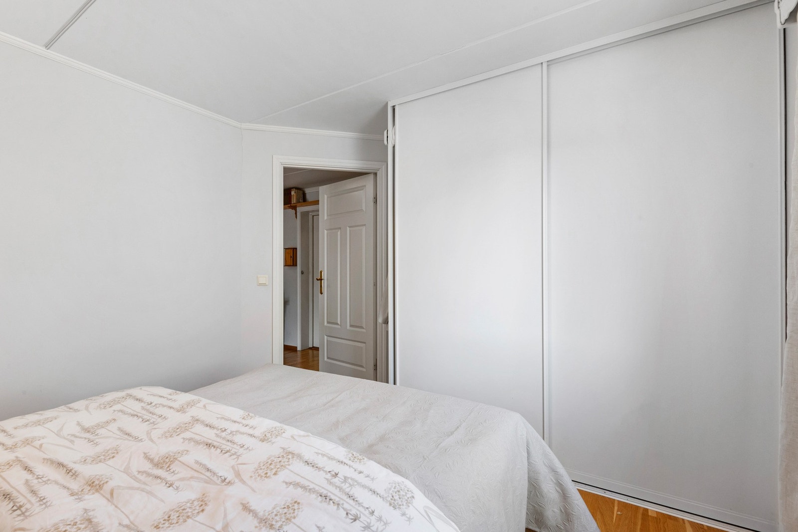 På dette soverommet får du praktisk skyvedørsgarderobe. Galleribilde