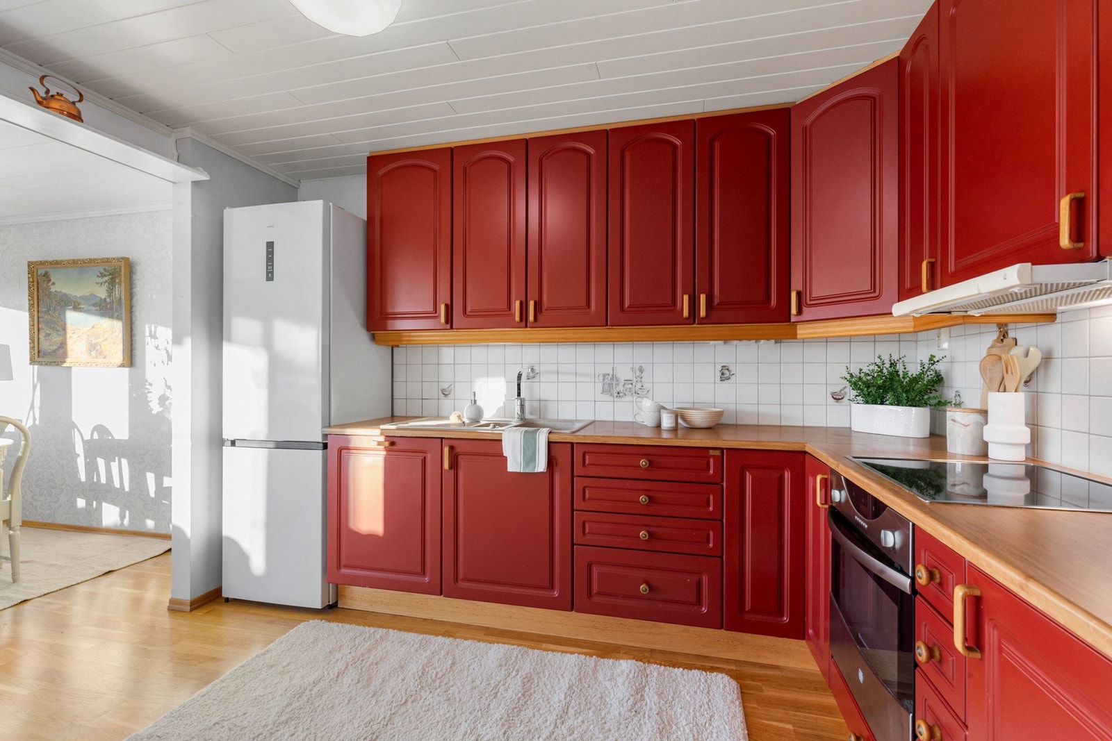 Kjøkken og stue er delvis adskilt, med et funksjonelt kjøkken på 8 kvadratmeter. Galleribilde