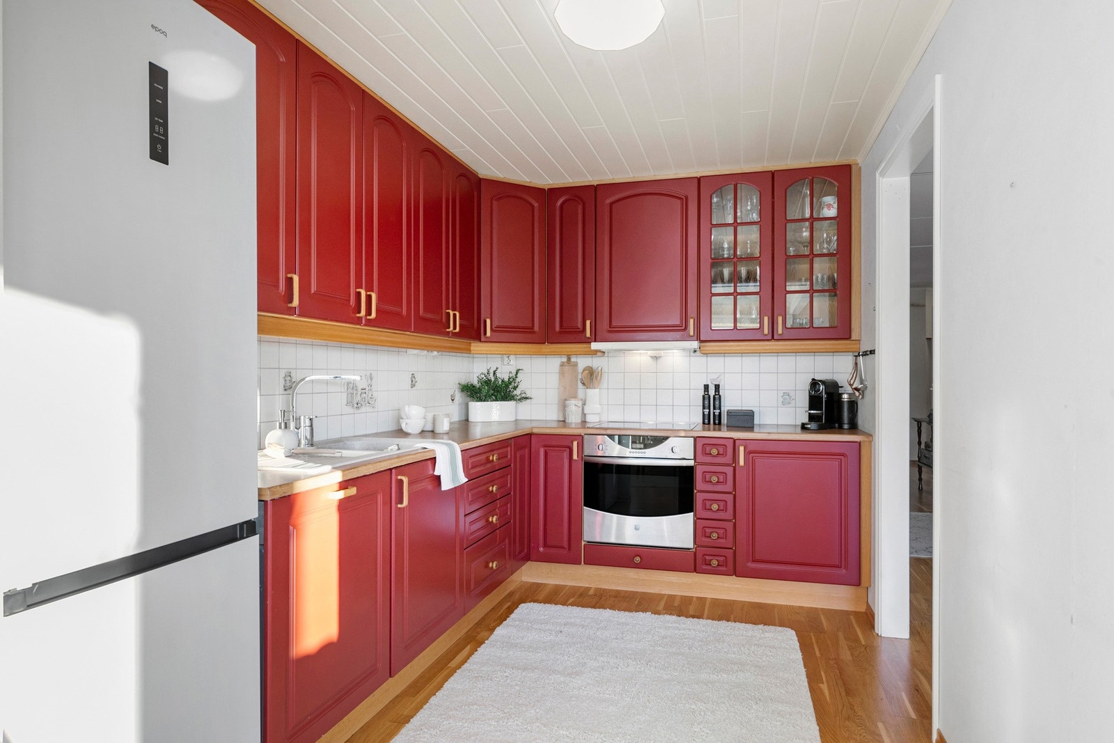 Kjøkkenet har rikelig med skap- og benkeplass, som gir gode arbeidsforhold og praktisk oppbevaring. Galleribilde