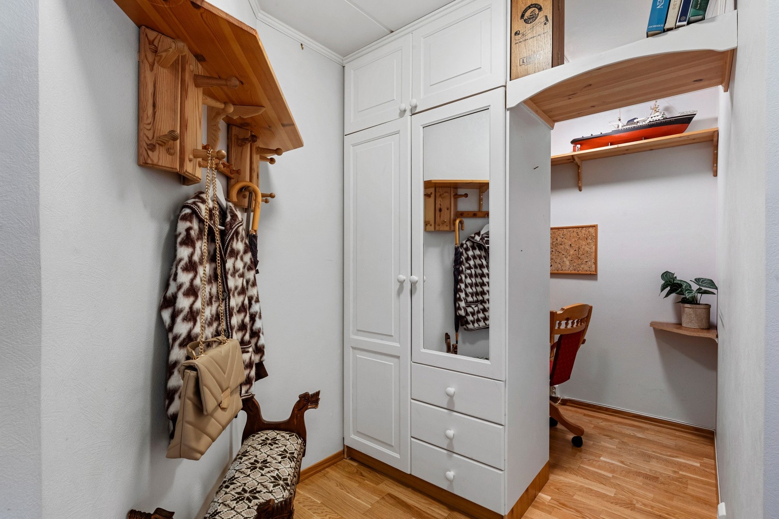 Ved entré er det tilrettelagt for kontorsone samt gode oppbevaringsløsninger med rikelig skapplass. Galleribilde