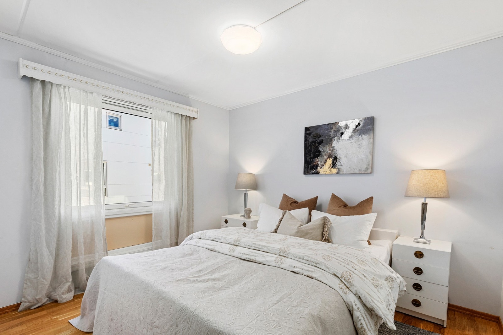 Leiligheten disponerer to gode soverom. Det største soverommet er av god størrelse og måler 11 kvadratmeter. Galleribilde