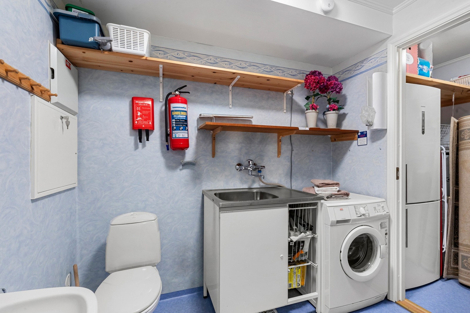 Leiligheten disponerer et praktisk vaskerom med dirkete adkomst til boden. (vaskerom er ikke søkt bruksendret). Galleribilde