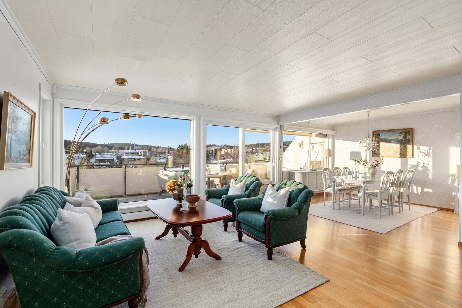 Stue som måler imponerende 34,5 kvadratmeter med flere sosiale soner og gode møbleringsmuligheter. Galleribilde