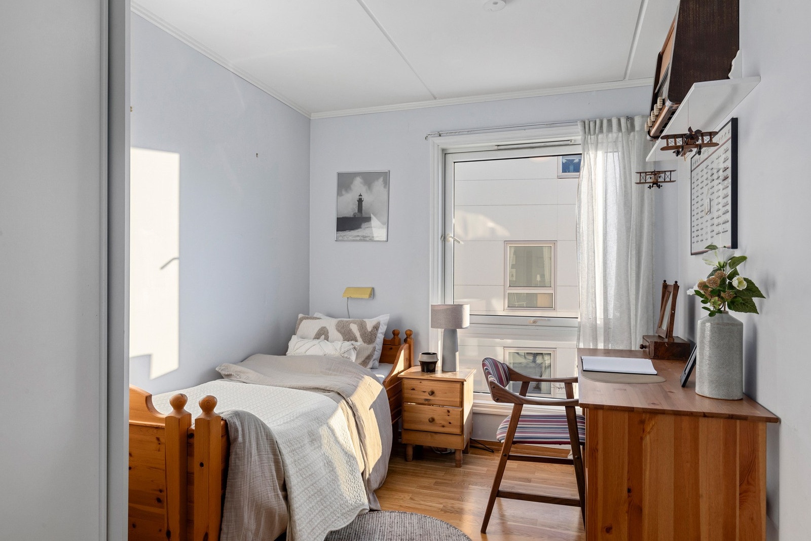 Det andre soverommet måler gode 8 kvadratmeter, her også med skyvedørsgarderobe. Galleribilde