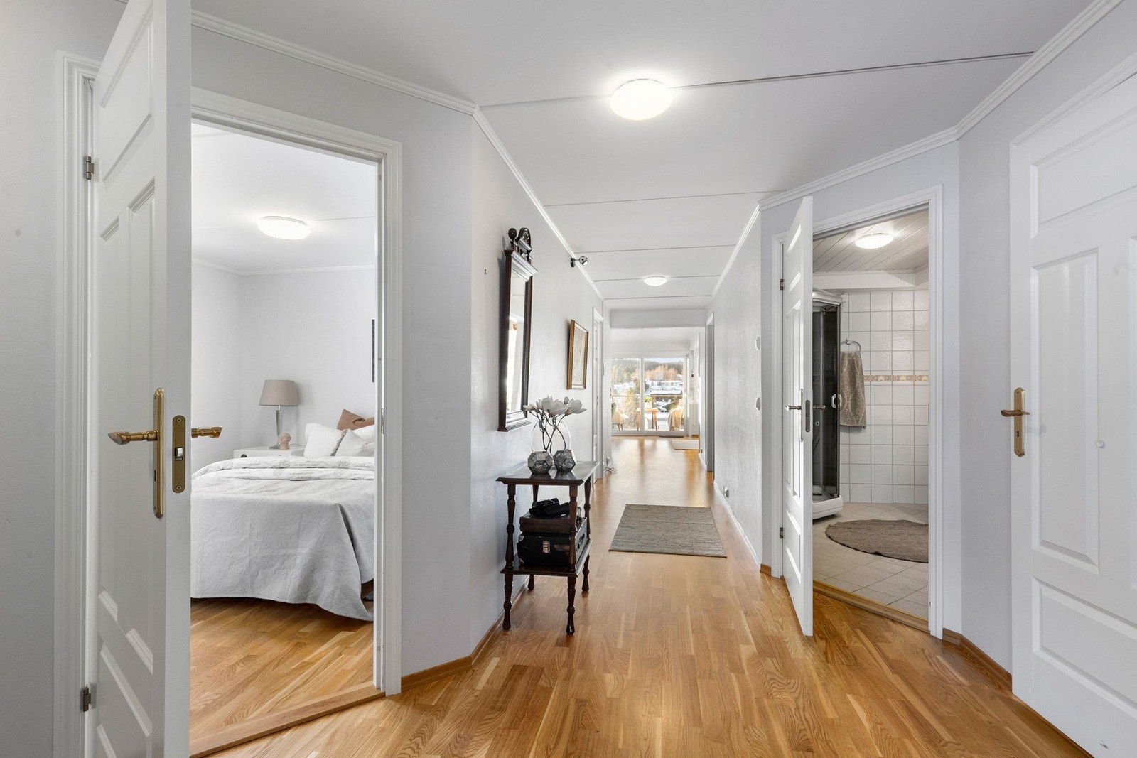 Velkommen inn - her får man en Innbydende og hyggelig entré. Den måler hele 19,5 kvadratmeter. Galleribilde