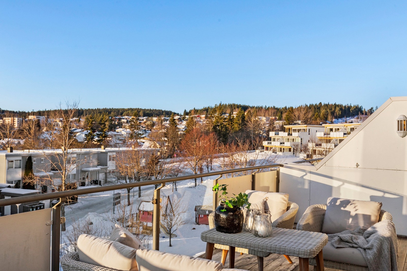 Sørvest-vendt terrasse som sikrer gode solforhold store deler av dagen. Galleribilde