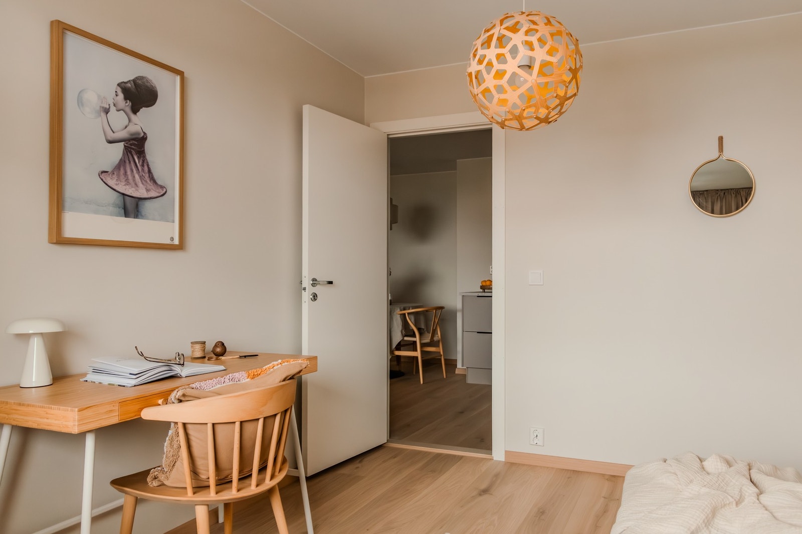 Begge rommene har plass for seng, garderobeskap og pult Galleribilde