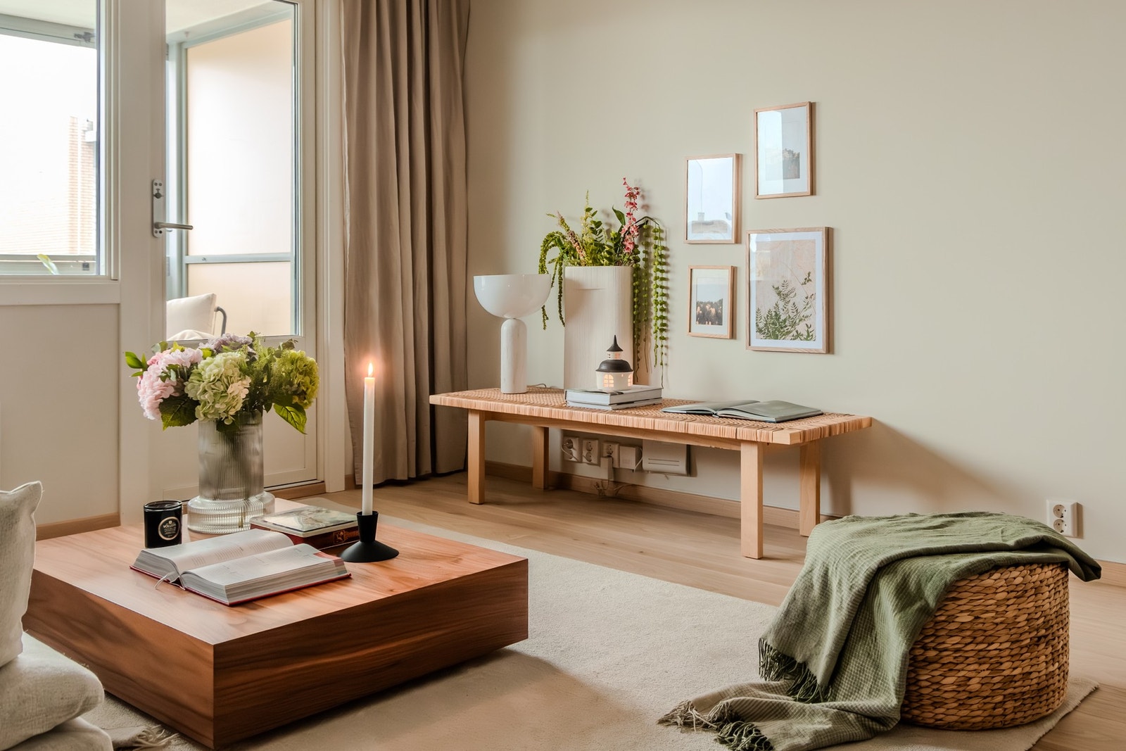 Fra stuen har man utgang til en stor balkong som er en fin forlengelse av stuen fra tidlig vår til sen høst Galleribilde