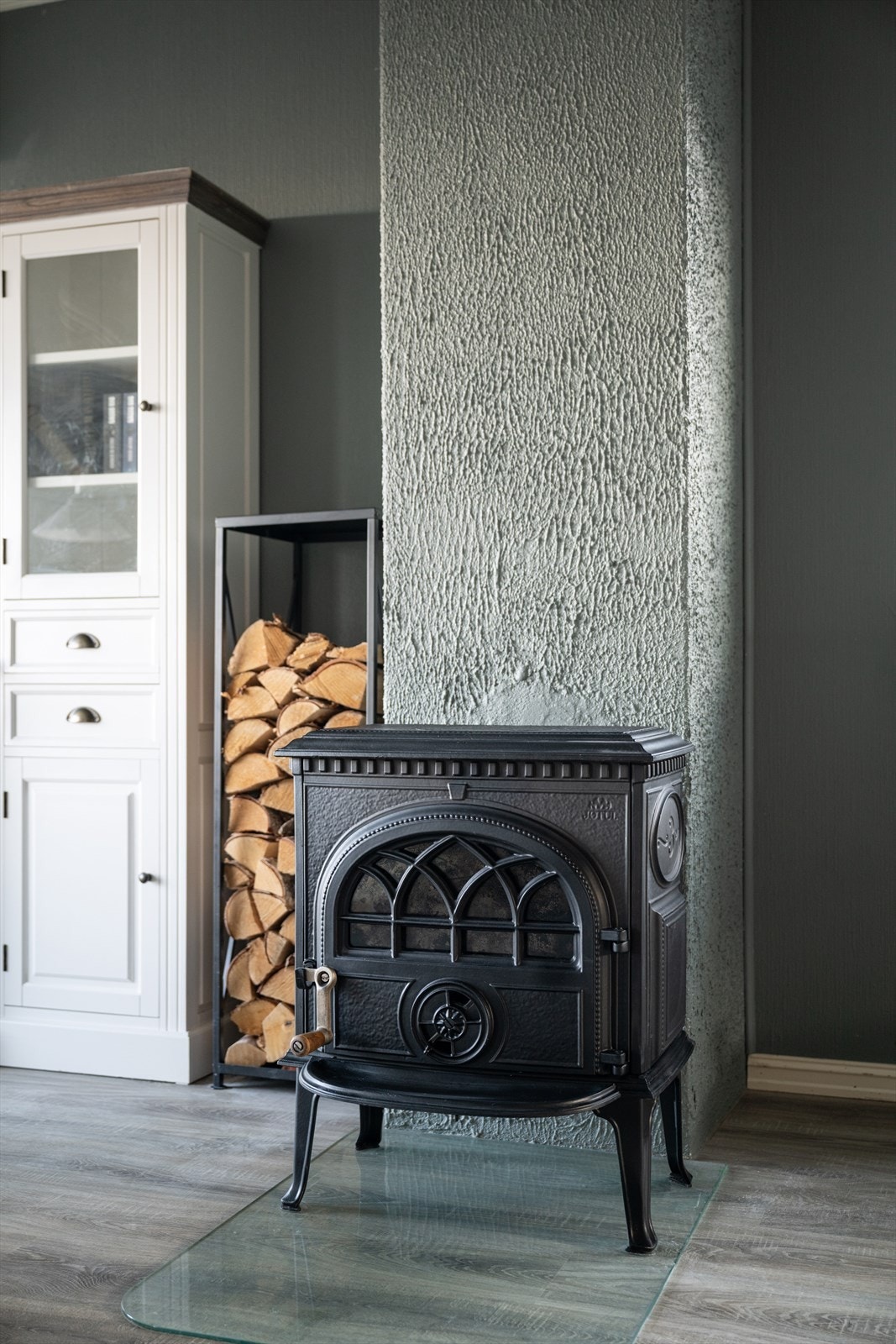 I tillegg er det flott ved ovn som varmer godt på kalde dager. Galleribilde