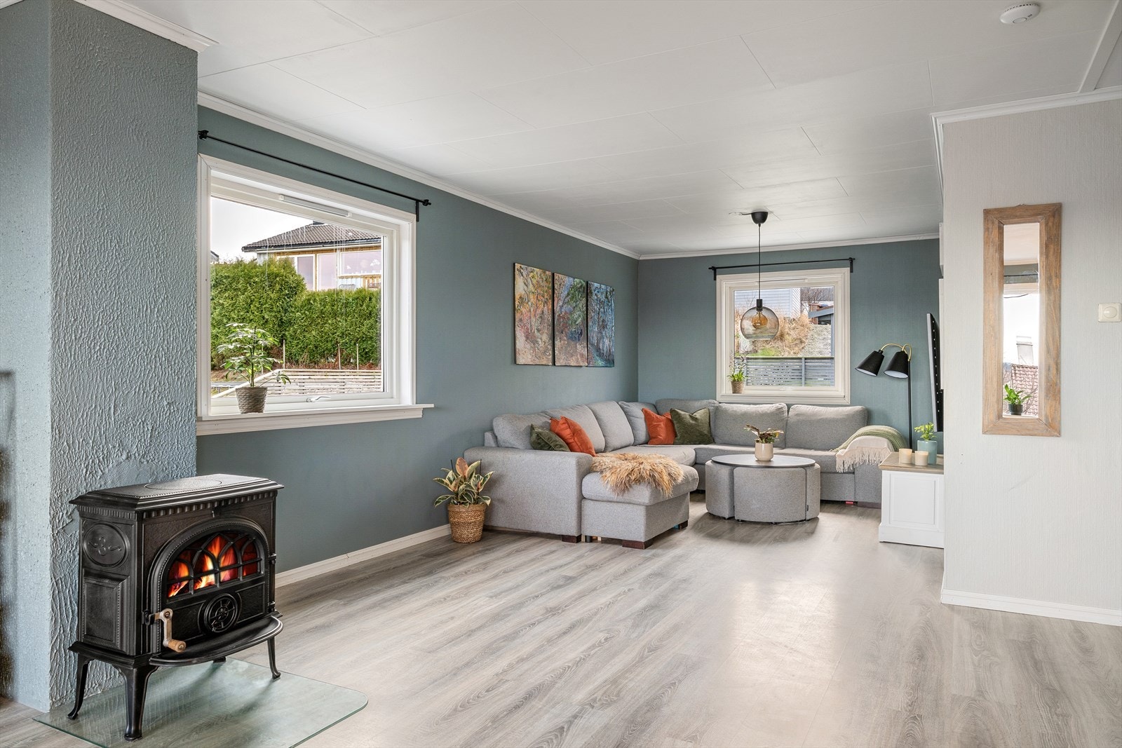 Stuen har en utforming som gir gode møbleringsmuligheter, med plass til både sofagruppe, TV-møblement og eventuelt et spisebord. Galleribilde