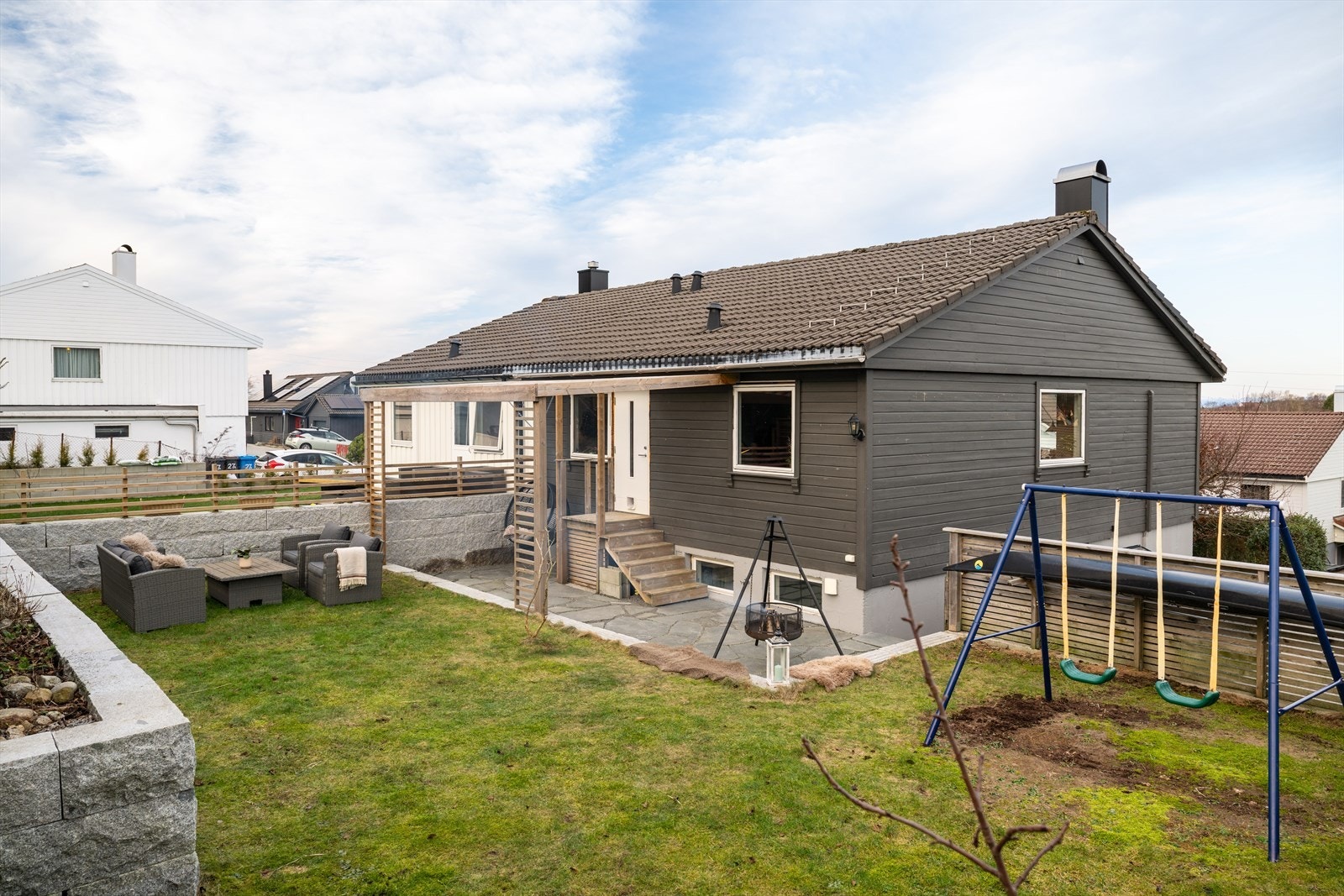 Lys og romslig vertikaldelt tomannsbolig med 4 soverom, flotte uteområder og god parkering - perfekt for barnefamilier og par -V/ Eira Næss Huseby, Eiendomsmegler Norge. Galleribilde