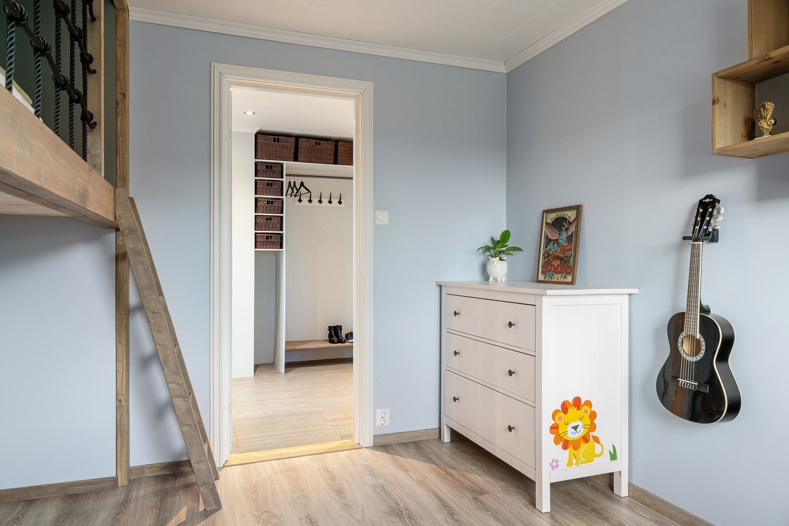 Rommet har en stedbygd seng som de minste vil trives godt i, samt god plass til kommode eller annen oppbevaringsløsning. Galleribilde