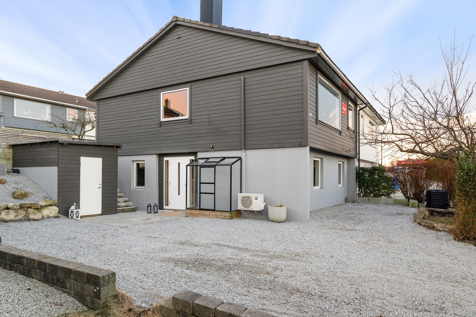 Det er også en utvendig bod og en hage med masse muligheter på framsiden av huset. Galleribilde