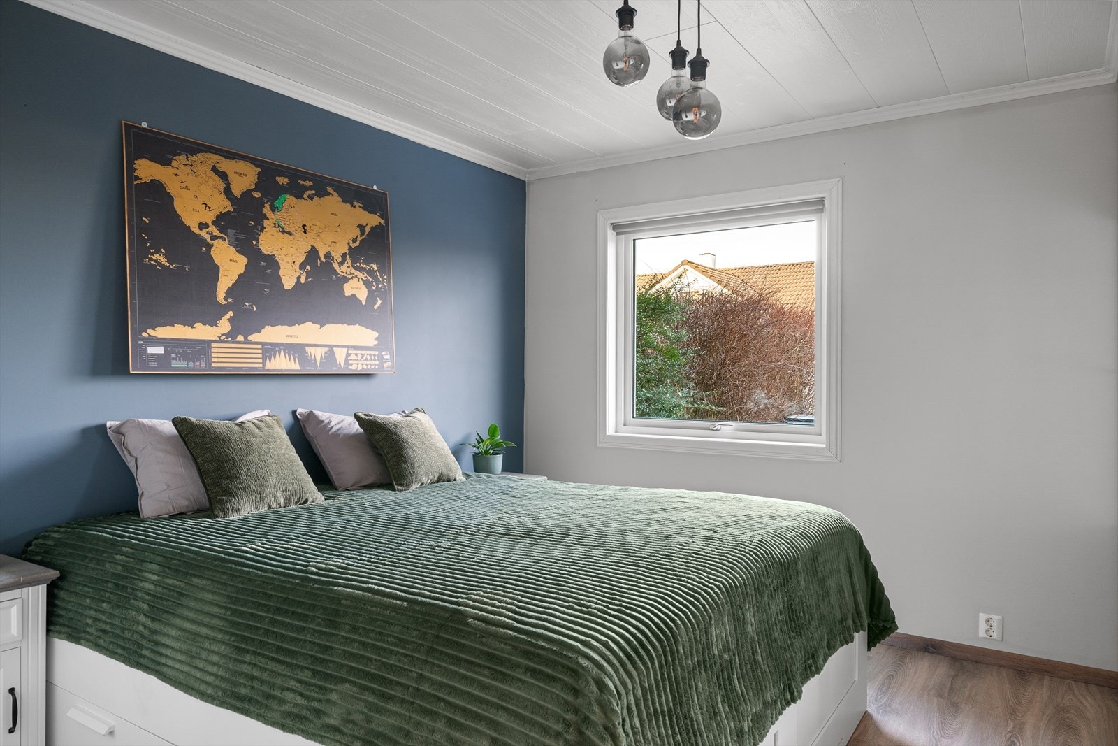 Hovedsoverommet er av god størrelse og plass til dobbeltseng og nattbord. Galleribilde