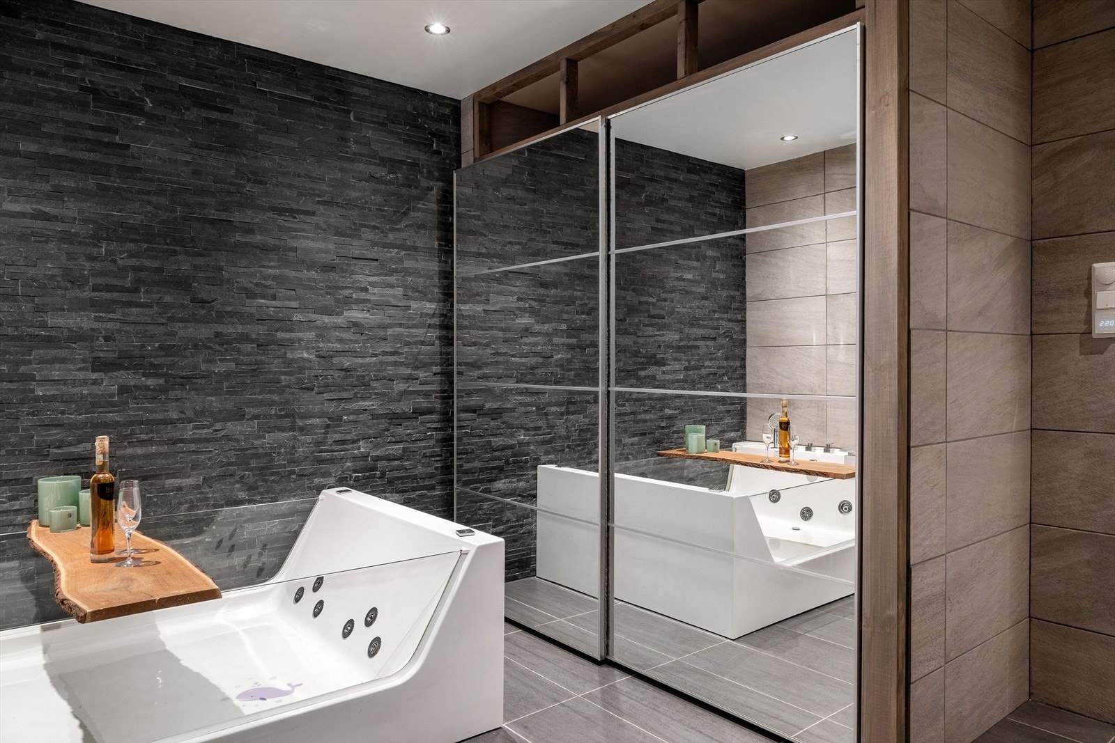 Det er opplegg for vaskemaskin og tørketrommel, diskret plassert bak skyvedører for en ryddig og plassbesparende løsning. Galleribilde