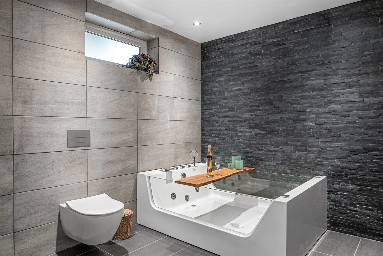 Det er et stort og praktisk bad, utstyrt med både dusj og badekar - perfekt for barnefamilien Galleribilde