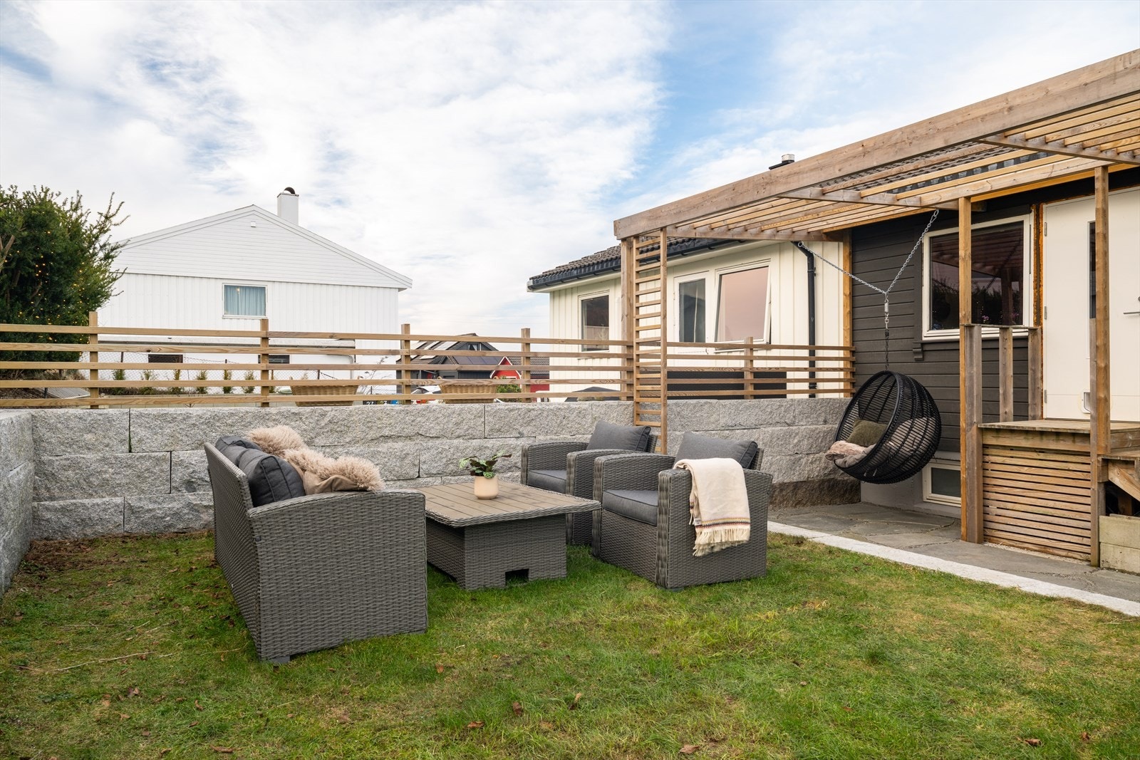 En gjennomført bolig med svært gode plassforhold, beliggende i et etablert, rolig og barnevennlig boligområde. Eiendommen ligger skjermet i en endevei med lite trafikk, noe som gir en trygg og behagelig hverdag for både barn og kjæledyr. Galleribilde