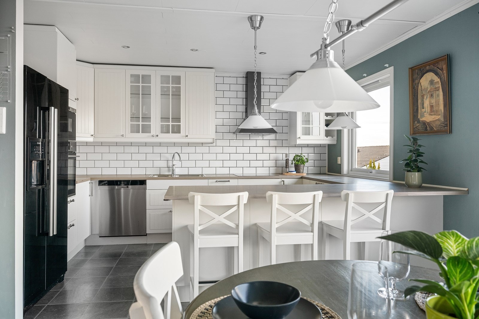 Det er en kjøkkenøy mot spisebordet som skaper en naturlig overgang mellom rommene og gir plass til leksehjelp eller fungerer som et sammlingspunkt. Galleribilde