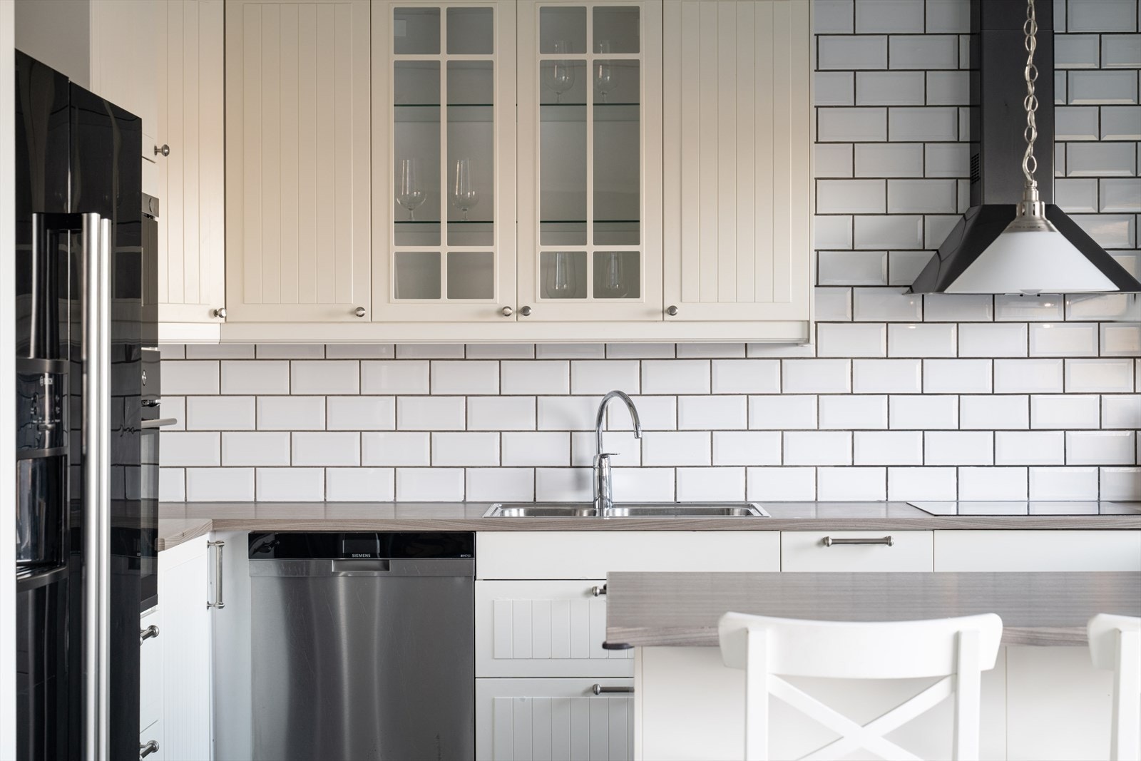 Kjøkkenet er utformet med laminat benkeplate og godt med skap- og arbeidsplass. Galleribilde