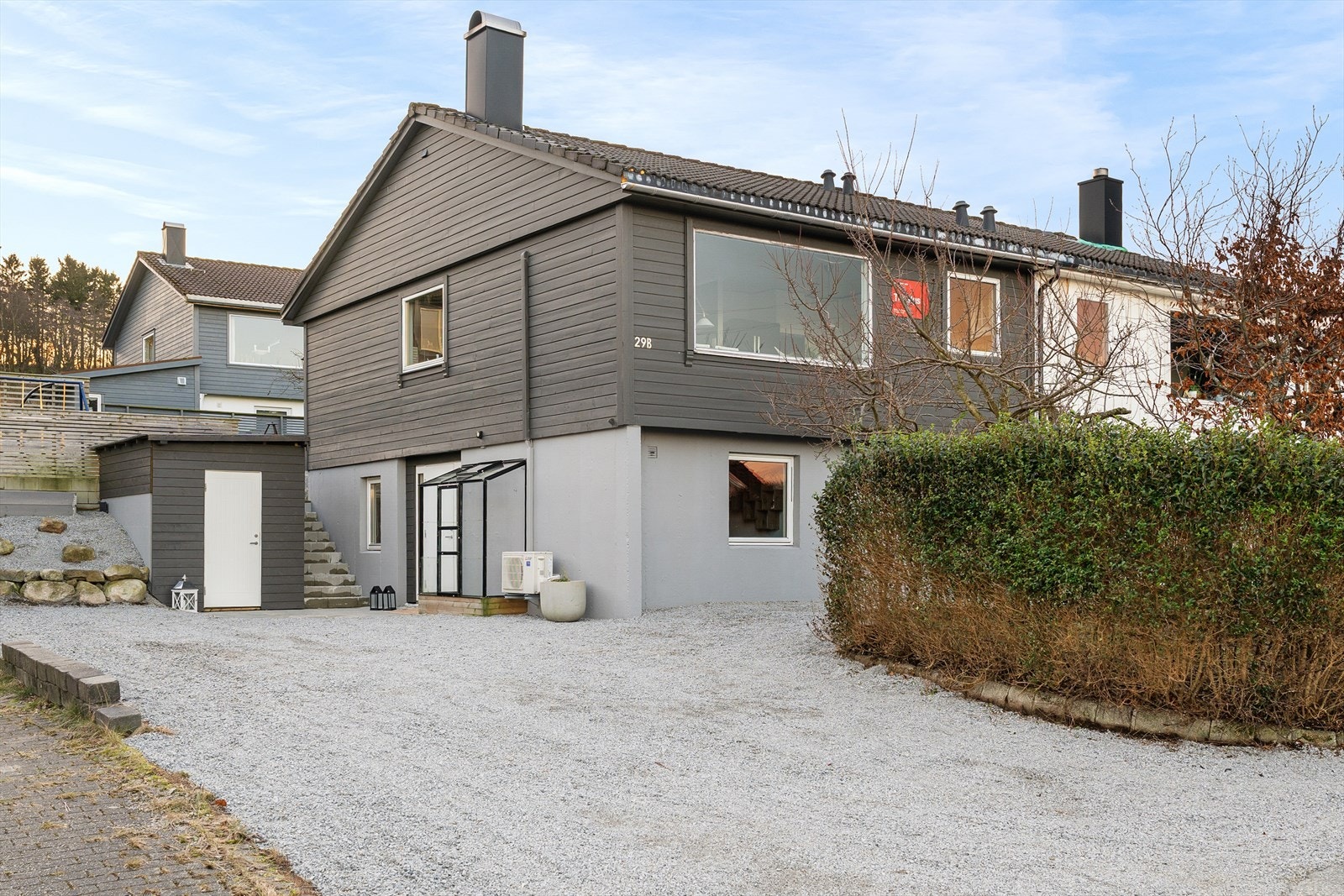 Eiendommen har gode parkeringsmuligheter på egen tomt, med god plass til flere biler, noe som bidrar til en enkel og praktisk hverdag. Galleribilde