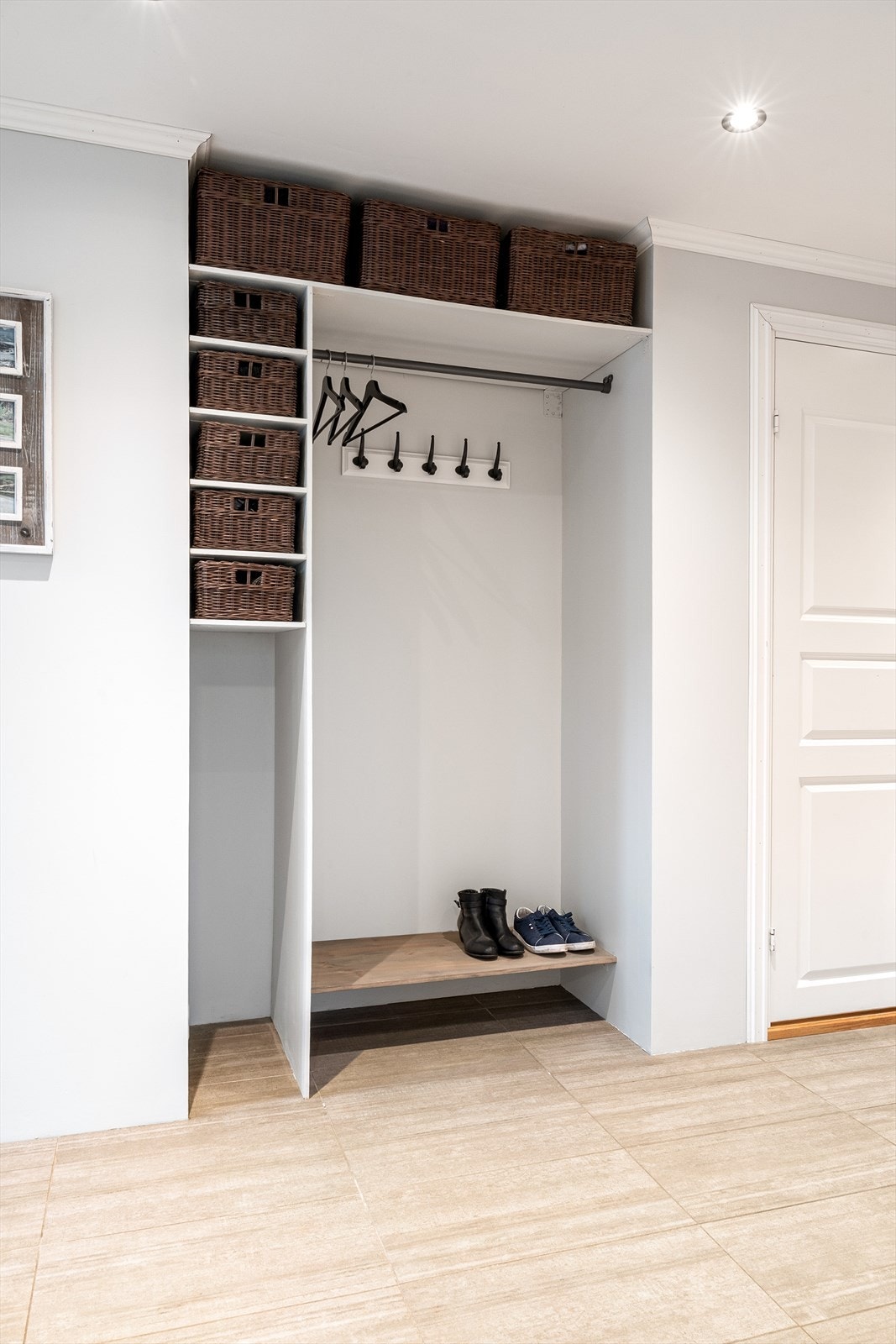 Entréen er praktisk utformet med stedsbyd garderobe, i tillegg plass å henge fra seg og oppbevaring for sko. Galleribilde