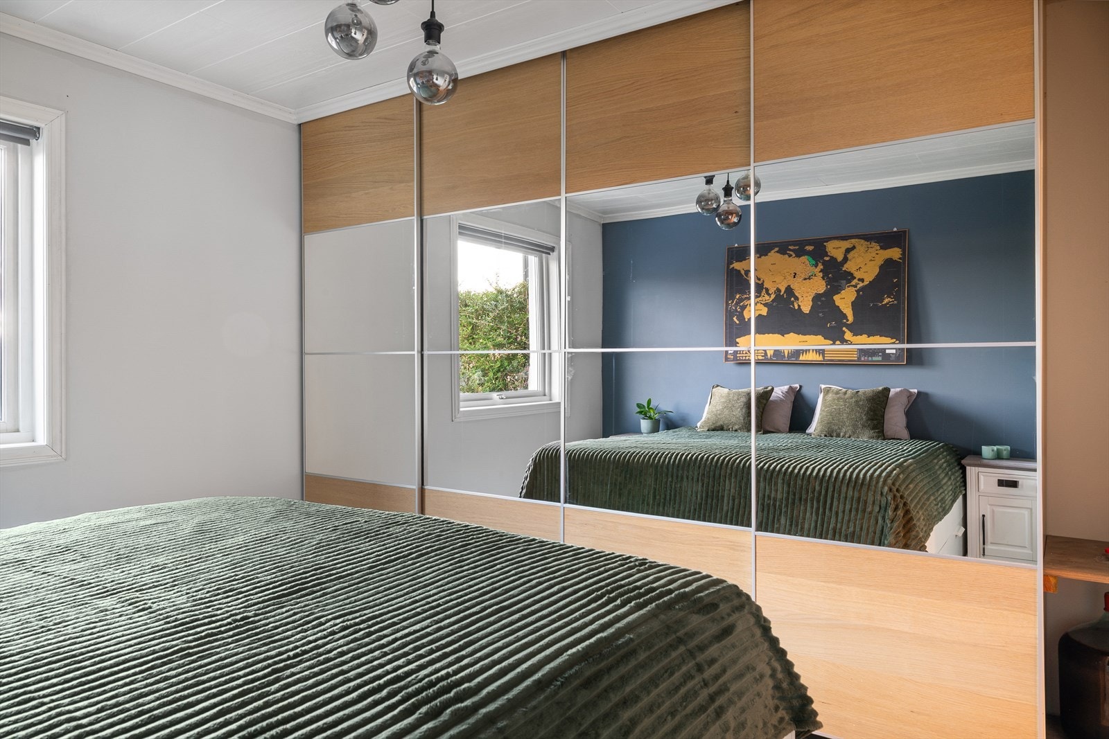 I tillegg er det et romslig garderobeskap med skyvedører. Galleribilde