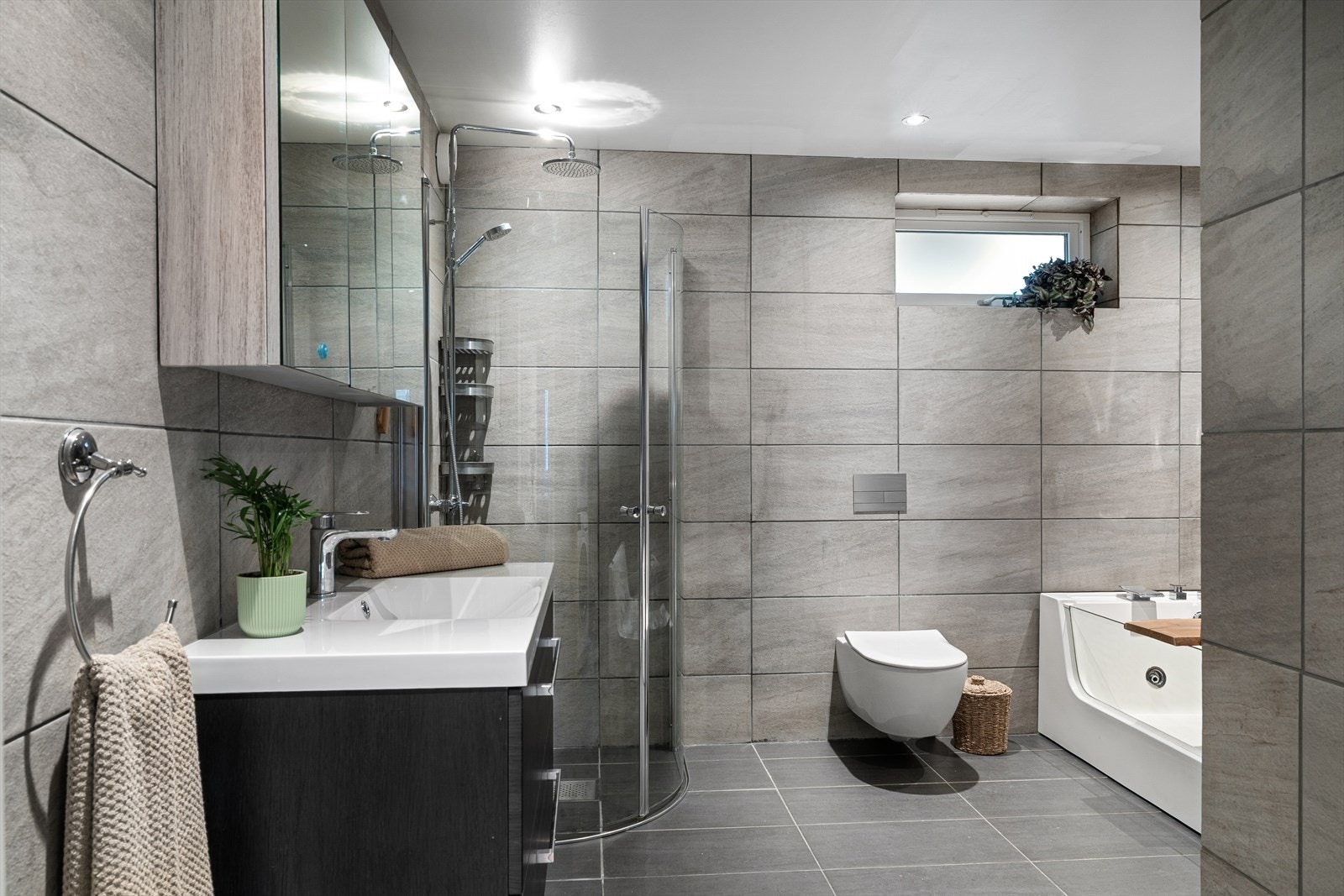 Badet er innbydende å er helfliset og det er selvfølgelige varmekabler in gulv noe som gir komfort i hverdagen. Galleribilde