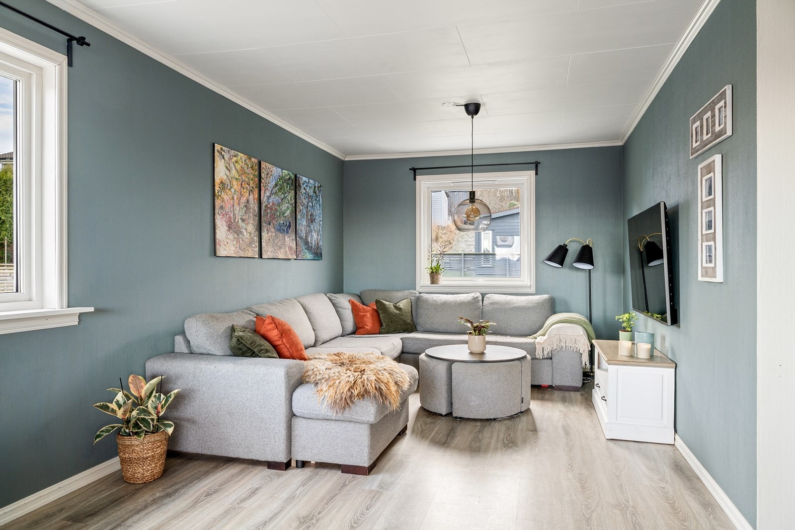 Huset holder en gjennomgående god standard med laminat på gulv, og tidsriktige overflater. Galleribilde