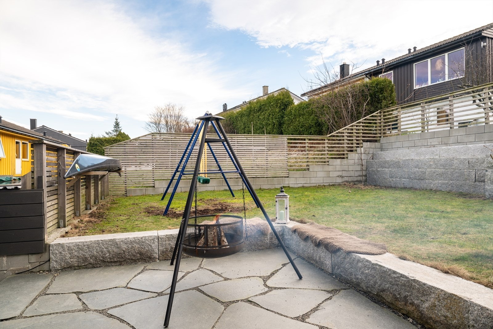 Utearealene er pent opparbeidet og svært barnevennlige, med skiferlagte uteplass bak boligen. Nytt gjerde rundt hagen skaper et trygt og skjermet uteområde med gode solforhold. Galleribilde