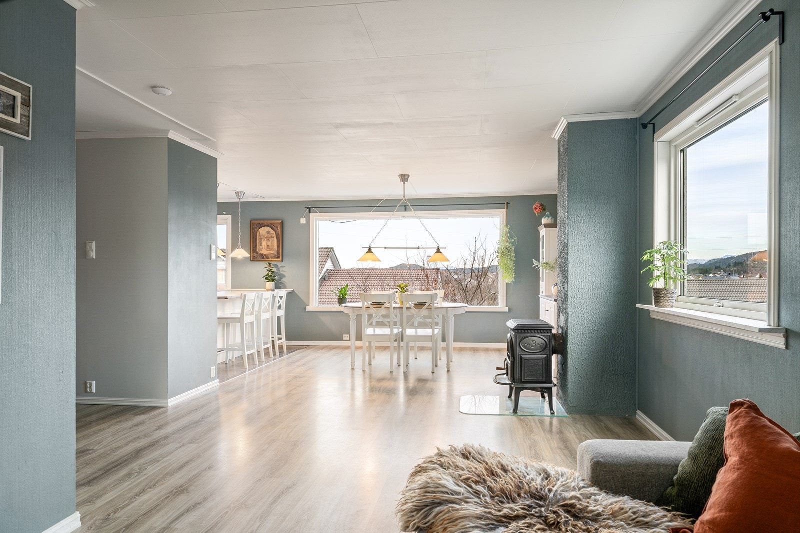 Fra hagen kommer du til boligens naturlige samlingspunkt og byr på en lys og åpen stue- og kjøkkenløsning med god takhøyde og rikelig med naturlig lys Galleribilde