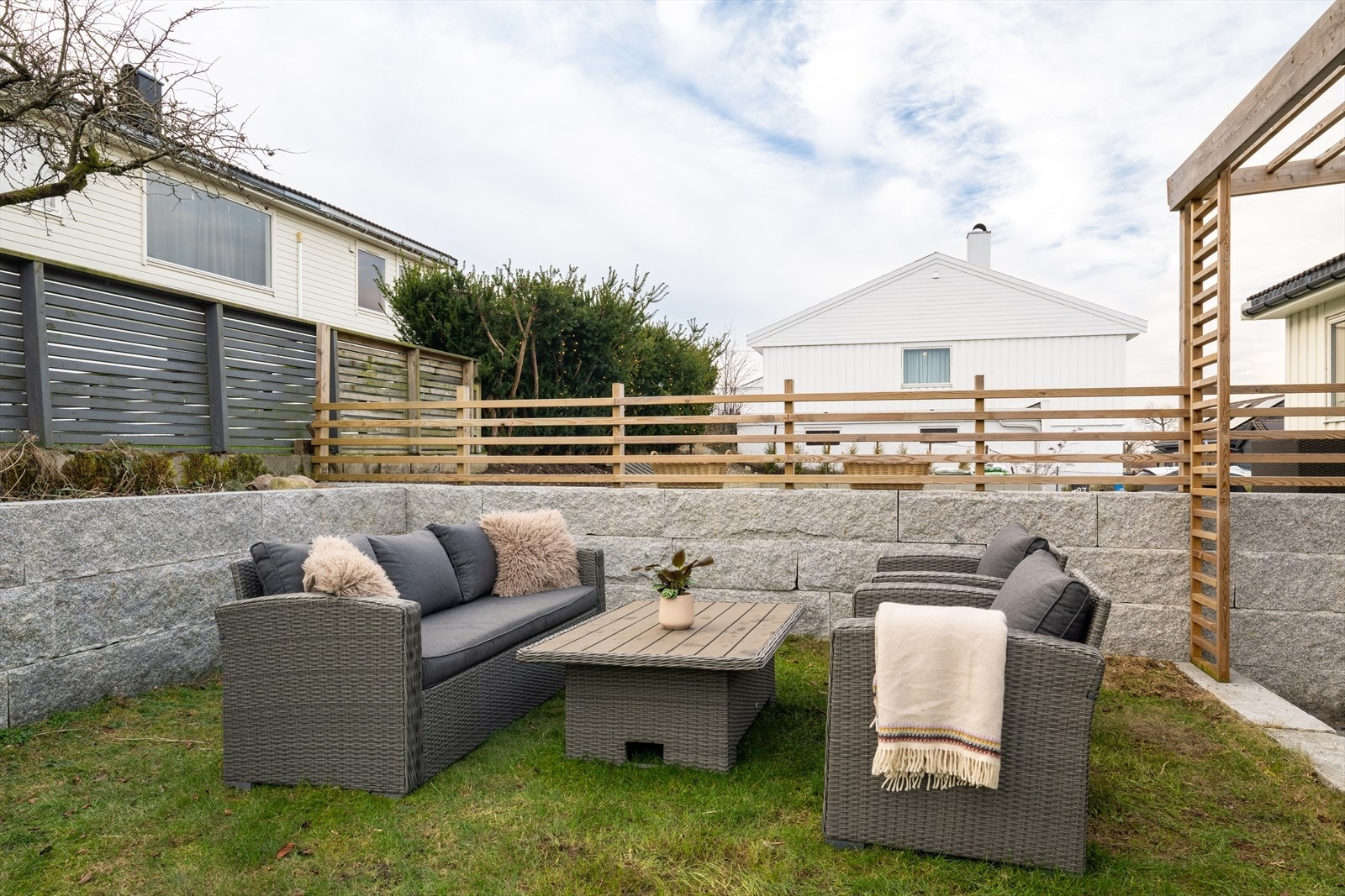 Hagen byr på flotte beplantningsmuligheter, drivhus og steinmurerte bed, samt frukt og bær i form av et stort plommetre, to ripsbusker og et nylig plantet epletre øverst i hagen. Galleribilde