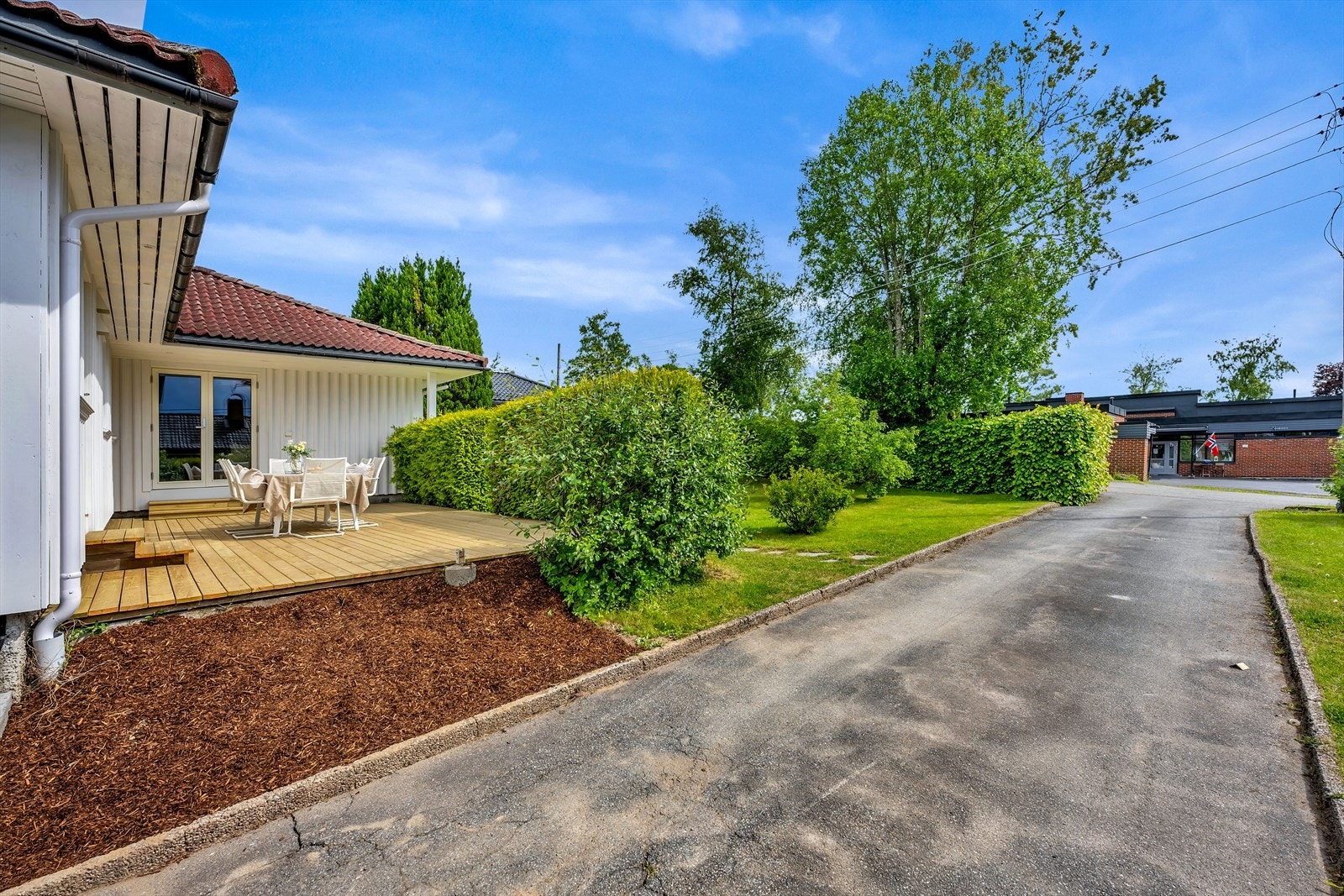 Fra innkjørsel og hage Galleribilde