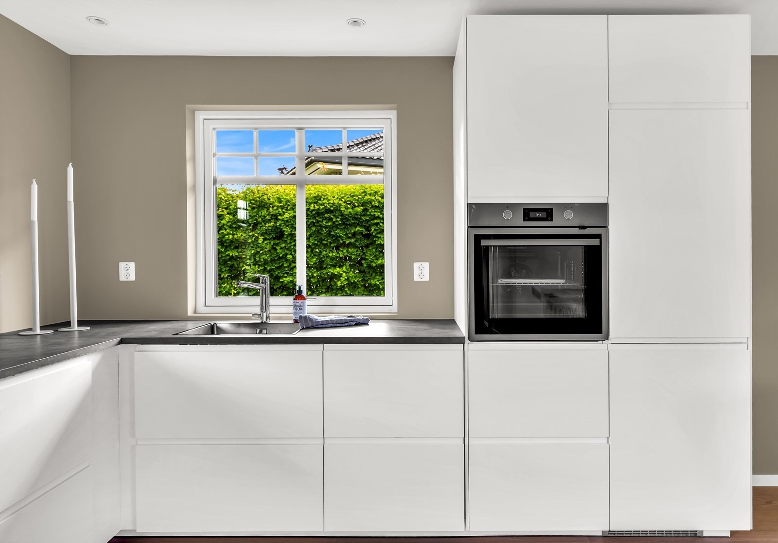 Nye, ubrukte integrerte hvitevarer med stekeovn, induksjonstopp med integrert ventilator, kjøl/frys og oppvaskmaskin Galleribilde