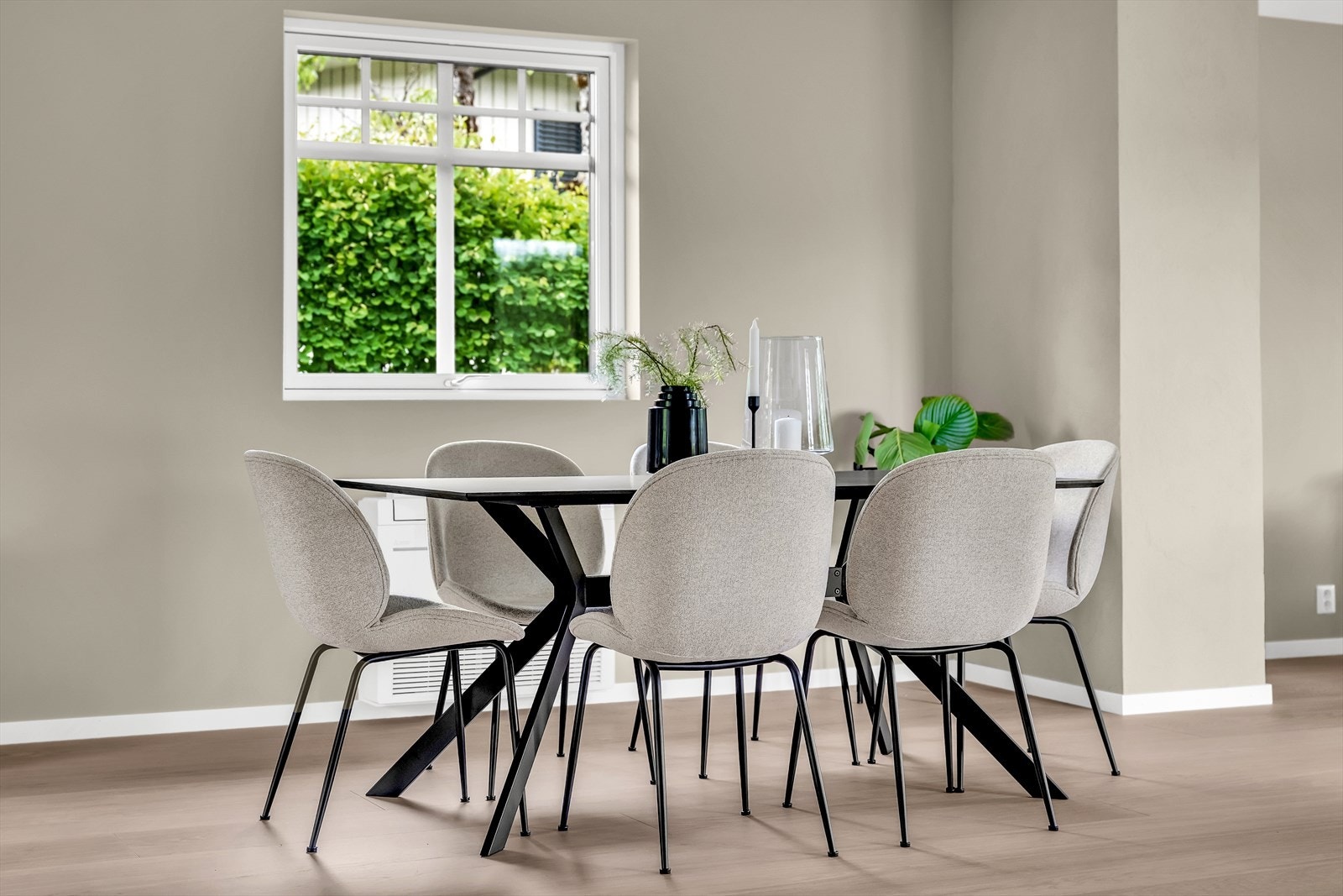 Perfekt spiseplass i sonen mellom stuen og kjøkkenet Galleribilde