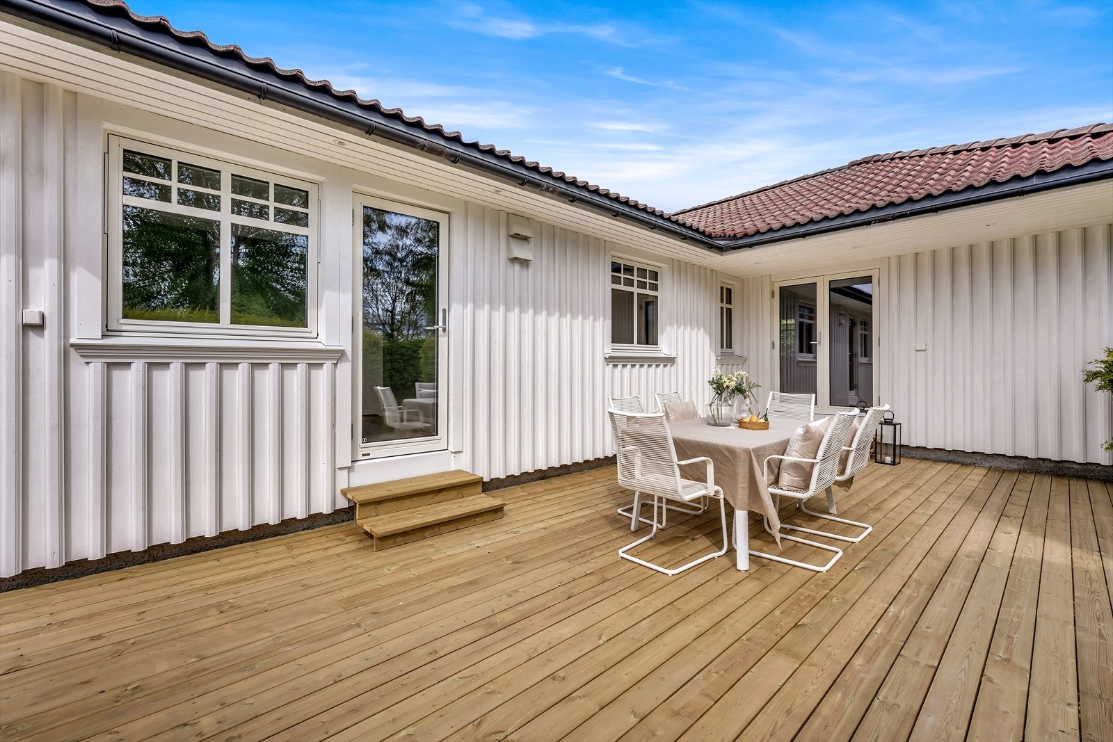 Her er det lagt et nytt og flott terrassegulv i trykkimpregnerte materialer Galleribilde