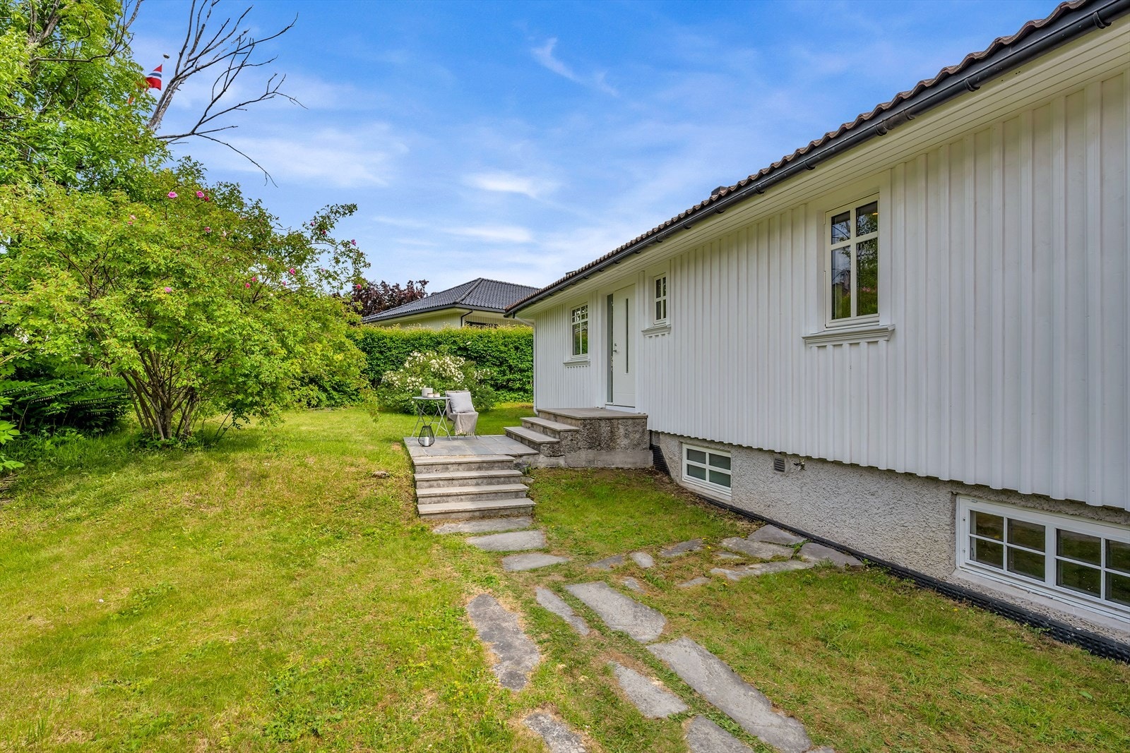 Fra inngang og hage Galleribilde