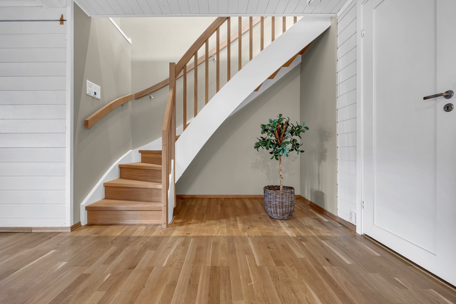 Ny og lekker trapp med rekkverk og trinn i massiv eik Galleribilde